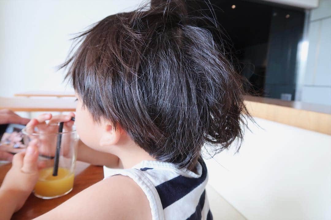花盛友里のインスタグラム：「素晴らしき寝癖の週末の坊や。 新しいカメラ楽しい♡ . . #canong7x」