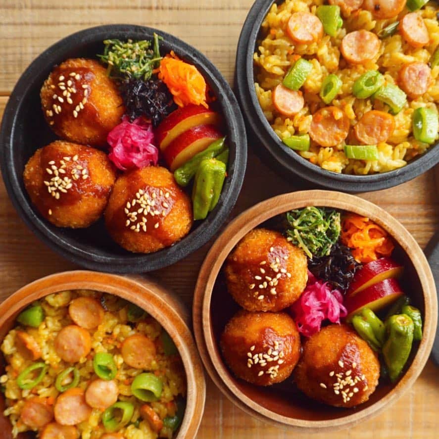 CHIKAのインスタグラム：「今日のお弁当🍱 *. カレーピラフと春キャベツのメンチカツおべんでおはようございます♡ 春キャベツた〜っぷりのメンチカツ、欲張って3つも入れちゃった🙊💓 お肉と同じくらいキャベツ入ってるし、カロリーなんて気にしない😝❣️ カレーピラフに使ったのがパルシステムの使えるカレーっていうカレーフレークなんだけど、これが万能すぎてお気に入り👯💖 フレークタイプだから、ピラフとか炒め物にも使えるし、カレーうどんも簡単に出来ちゃうから重宝してます🙏☺️💓 ピラフにたけのこも入れる予定だったのにすっかり忘れて朝からがっかりしたけど😭😭😭 そんな今朝はマンションのお姉さん、駐輪場のおじさま、駅の売店のお母さんに「行ってらっしゃい🤚🏾」を言ってもらって幸せ気分で通勤😘 朝の挨拶ってパワーもらえるからとっても好き🙊💓 そんなこんなの火曜日♡ 今日はあやしいお天気だけど、美味しいご飯でテンション上げて、元気いっぱいとびきりの笑顔で頑張りましょーね😚💋💓✨ *. *. *. #お弁当#弁当#曲げわっぱ#わっぱ#わっぱ弁当#旦那弁当#ちか弁#詰めるだけ弁当の会#とりあえず野菜食#暮らし#常備菜#作り置き#つくりおき#デリスタグラマー#お弁当記録#つくおき#作りおき#のっけ弁#のっけ弁当#日々#クッキングラム#クッキングラムアンバサダー#日本が笑顔になるご飯#日本が元気になるご飯#おべんとう#たま木工#PR#パルシステム」