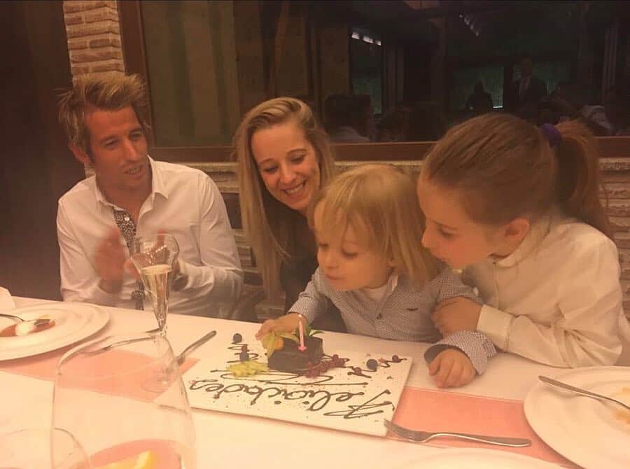 ファビオ・コエントランのインスタグラム：「Hoje é um dia especial !!! Nesta data nasceu o amor da minha vida !!! Agradeço a Deus por me ter dado tamanha benção, porque se hoje sou um homem super feliz devo-o a esta fantástica mulher, companheira, amiga e mãe dos meus filhos !! Nos bons e principalmente nos maus momentos é ela quem esta aqui, sempre ao meu lado, para me apoiar, confortar e amar. Espero estar sempre ao teu lado até ao último dia das nossas vidas!! Feliz aniversário minha GORDA !!!!! AMO-TE MUITO !! 💚💚💚💚💚」