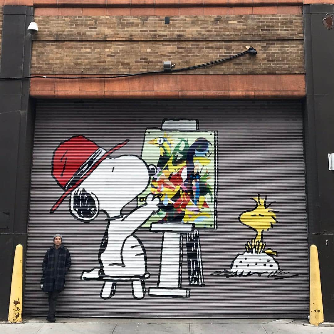 松山智一のインスタグラム：「Portrait of Woodstock by Snoopy by @tomokazumatsuyama  Come check these murals of #snoopyglobalart project in Hudson Square NYC along with our friends @kennyscharf @robpruitt5000 @friendswithyou @ninachanel @andresaraiva @assumevividastrofocus  #Snoopygrams, thx to @culturecorps  スヌーピーのコラボ企画、パブリックアートは地元NYよりスタート。まずは壁画から。松山によるスヌーピーによるウッドストックの肖像画。✍️✍️✍️」