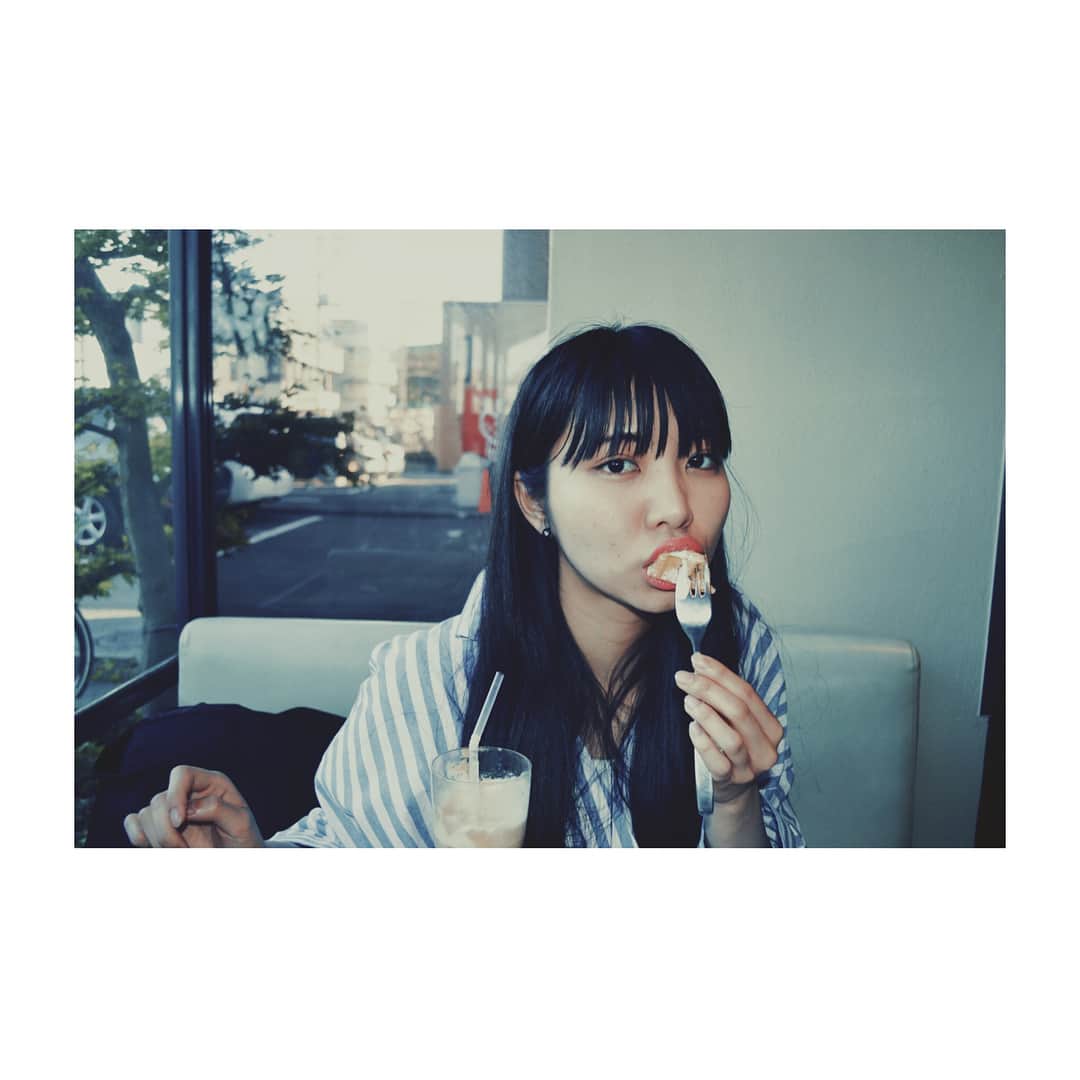 若村柚那のインスタグラム：「Cafe☕️💓✨ #cafe #coffee #waffle #eat #tea #time #yummy #caramel #macchiato #eat #love #model #actress #japanese #japan #holiday #awesome #yolo #一眼レフ」