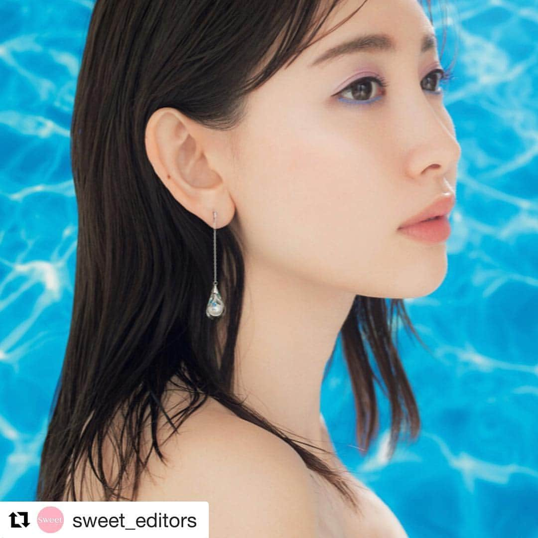 starjewelry_pressさんのインスタグラム写真 - (starjewelry_pressInstagram)「今月のバースデーガールは #小嶋陽菜 さん！ティアモチーフのアクリルが涼しげな夏の新作ピアスも登場。 @sweet_editors では撮影時のオフショットも公開。ぜひチェックして下さい！(着用商品は4/20(金)発売。) ・ ・ #Repost @sweet_editors with @get_repost ・・・ ・ 今月号のスタージュエリーの人気連載はもうチェックした？😉 毎月その月のバースデーガールが、素敵なジュエリーを身につけて登場しているよ！💎 ・ 4月はこじはる！❤️ ・ こじはるが身につけたのは、パールと青い石を閉じ込めた、しずくのようなデザインの新作、「Clear Drops」💧💗 ・ こじはる、お誕生日おめでとうー！！ ☺️🎉 ・ 2.3枚目の写真は撮影のオフショットです📸 ・ @watanabemayu_official  @starjewelry_press  @nyanchan22  #HBD#お誕生日おめでとう#Happybirthday #sweet #小嶋陽菜 #starjewelry #sweet_starjewelry」4月17日 14時10分 - starjewelry_press