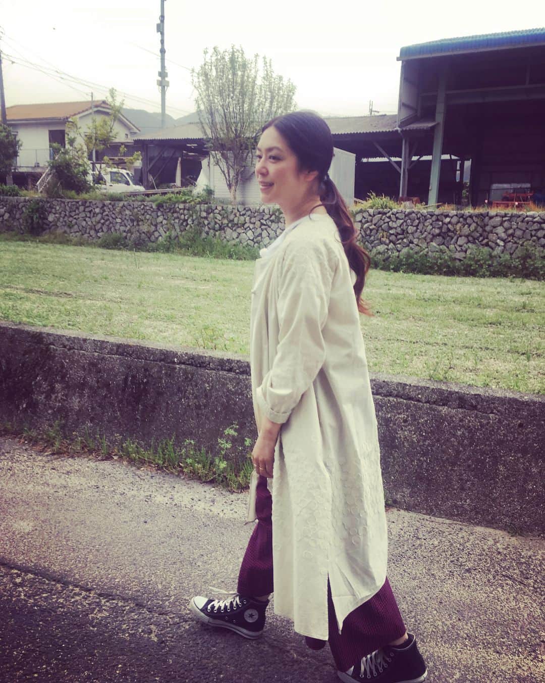 加藤紀子のインスタグラム：「とにかく水が豊富という、愛媛県西条市。まだまだ知らない魅力的な街がいっぱいあるのだなぁとワクワクキョロキョロ。そして本日のRaPPELERさんのお洋服、物凄く着心地良く素敵なデザインで…お買取したいー！ （ならばもっとお洋服が分かる写真を載せろと思う。ごめんなさい） 番組オンエア情報などまたブログにてお知らせします！  #ロケ #愛媛県西条市」