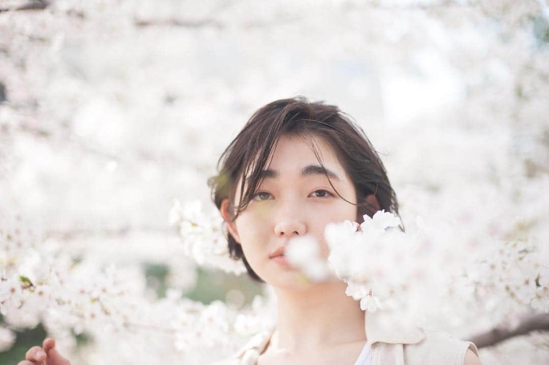 花盛友里のインスタグラム：「Shooting for @nero_hair . ずっと会ってみたかった梶山りおちゃん。 撮影で会うことができましたー！ ほんと可愛かった、声も可愛すぎた、アラームにしたいわー！ . . #portrait #japan #japanese」