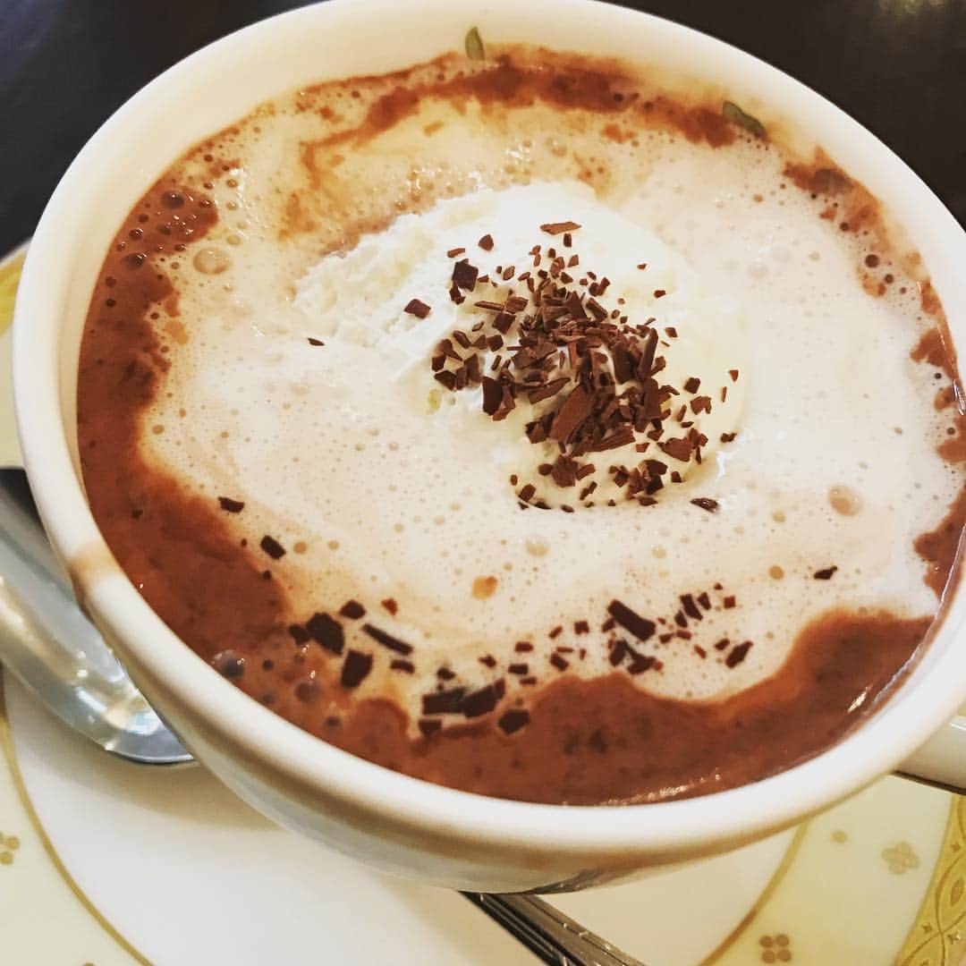 鮎川太陽さんのインスタグラム写真 - (鮎川太陽Instagram)「ショコラなう。カフェなう。 急にのむとやけどするよ、舌。笑  #チョコレート #chocolate #cafe」4月17日 16時32分 - ayukawa_taiyo