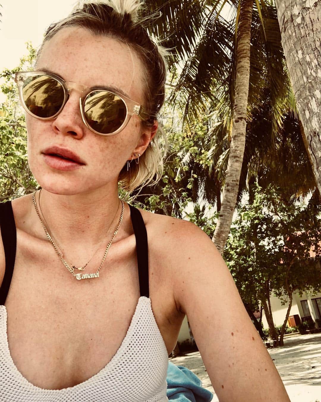 フィービー・ダールのインスタグラム：「Here come the freckles...☀️」