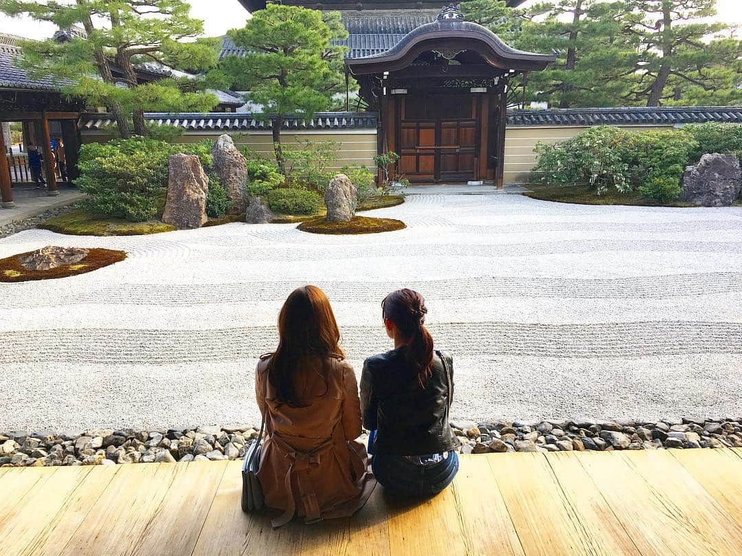 タビフク。さんのインスタグラム写真 - (タビフク。Instagram)「京都最古の禅寺、栄西禅師が開いた建仁寺。枯山水庭園の見方を学び見入る二人✨学びの多いタビでした #タビフク #bstbs #京都 #禅 #建仁寺 #枯山水庭園 #山賀琴子 #矢作穂香 #tabifuku #4月18日放送」4月17日 22時38分 - tabifuku_tbs