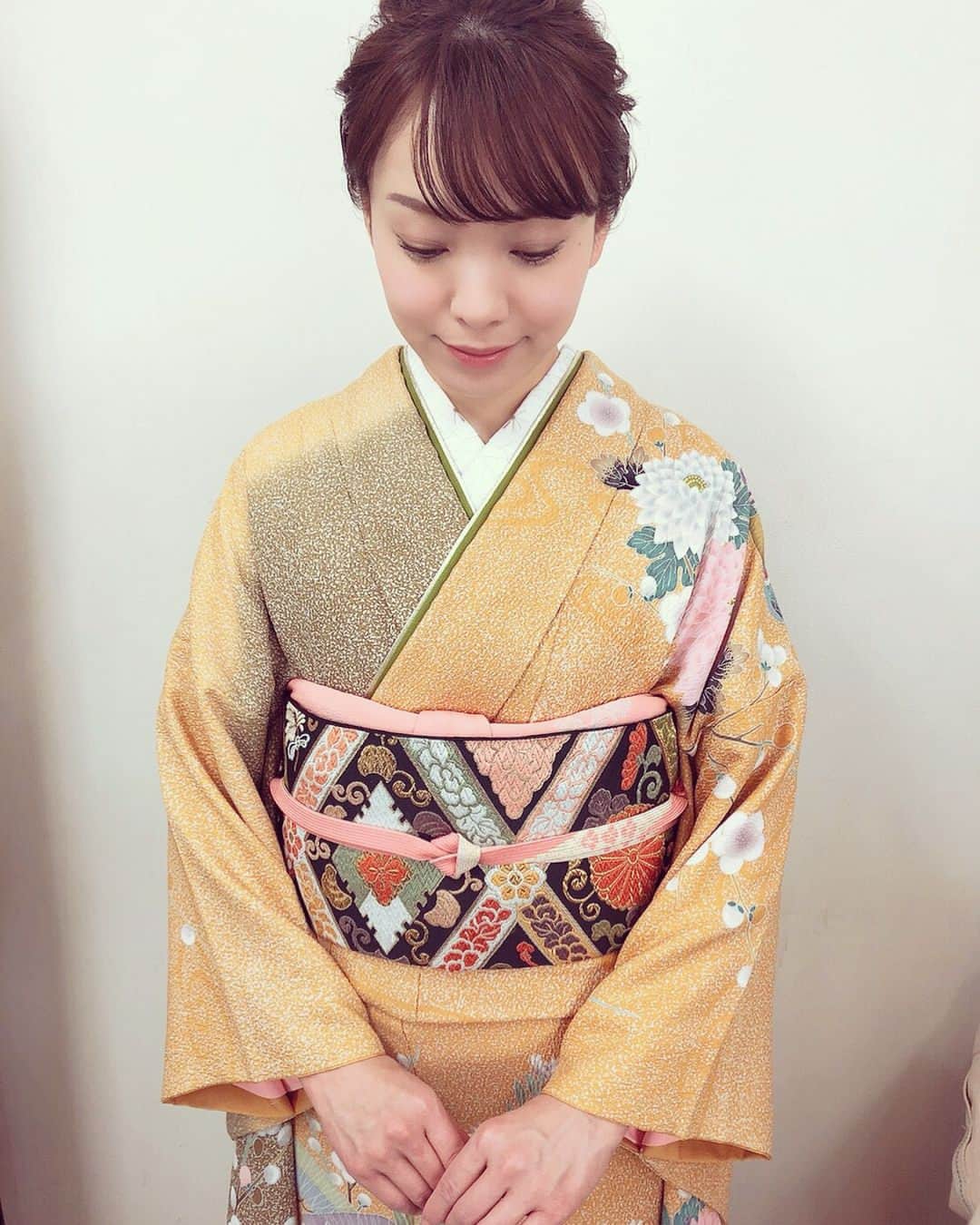杜このみのインスタグラム：「NHK総合『うたコン』 ご覧頂いたみなさま ありがとうございました😊♪ お着物は、#きぬたや さんの、友禅染めのお振袖を着ました🌟  いつもお世話になっています、 佐藤先生の芸術的な帯結び、 入江さんのヘアメイク 大好きなお二人に仕上げて頂きました💓  今日のリップは、#入江美雪希さん オススメのリップをつけて頂きました😊☆ #着物 #着物女子  #うたコン #きぬたや #振袖 #友禅染め #ヘアアレンジ #着付け #帯結び #kimono」