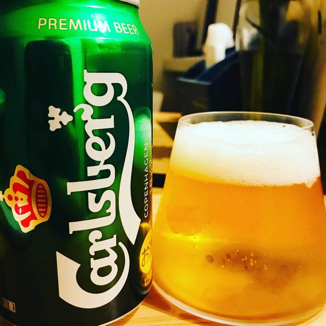 堀井亮佑のインスタグラム：「カールスバーグ缶。安定の美味しさ。缶の緑が美しい。。 #beer  #堀井ビールログ」