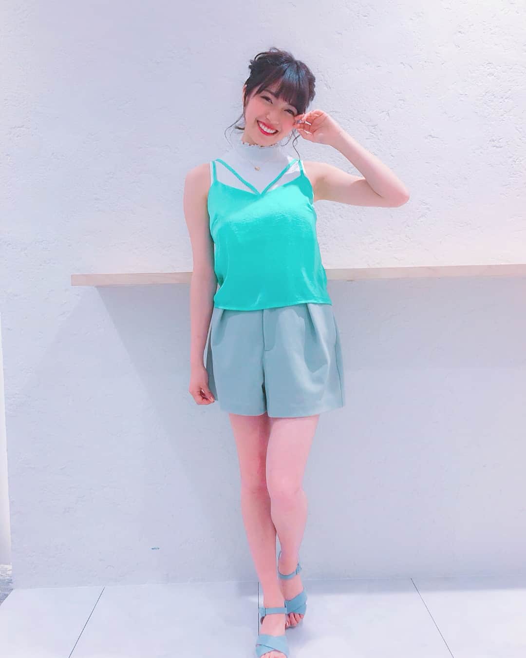 のインスタグラム：「昨日のライブミー 衣装💓 新しい企画も楽しかったな😊 沢山嬉しいキャッチフレーズもつけてくれてありがとう💖髪型はラプンツェル風にしてもらいました🏰👸 #cherrsee#ライブミー#生配信#miyu#衣装#hairstyle #編み込み#ラプンツェル#fashion#artist#model#グラビア#モデル #コーディネート #白ハイネック#ノースリーブ#ニット → #raycassin #ミントグリーン#キャミソール → #rienda  #ショートパンツ → #supremelala」