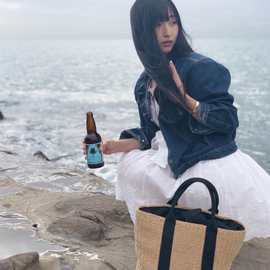 葉月さんのインスタグラム写真 - (葉月Instagram)「ㅤㅤㅤㅤㅤㅤㅤㅤㅤㅤㅤㅤㅤ ▽2018.04.19 海辺で江ノ島ビール🍻 ㅤㅤㅤㅤㅤㅤㅤㅤㅤㅤㅤㅤㅤ CMガール気取り。（笑） お酒のCMそのうちやりたなあ〜 おいしそーーに飲む自信あるなあ〜 なんて言ってたらお酒飲みたくなりました故飲んできます みんなおやすみなさい💓」4月18日 1時28分 - hazu1121