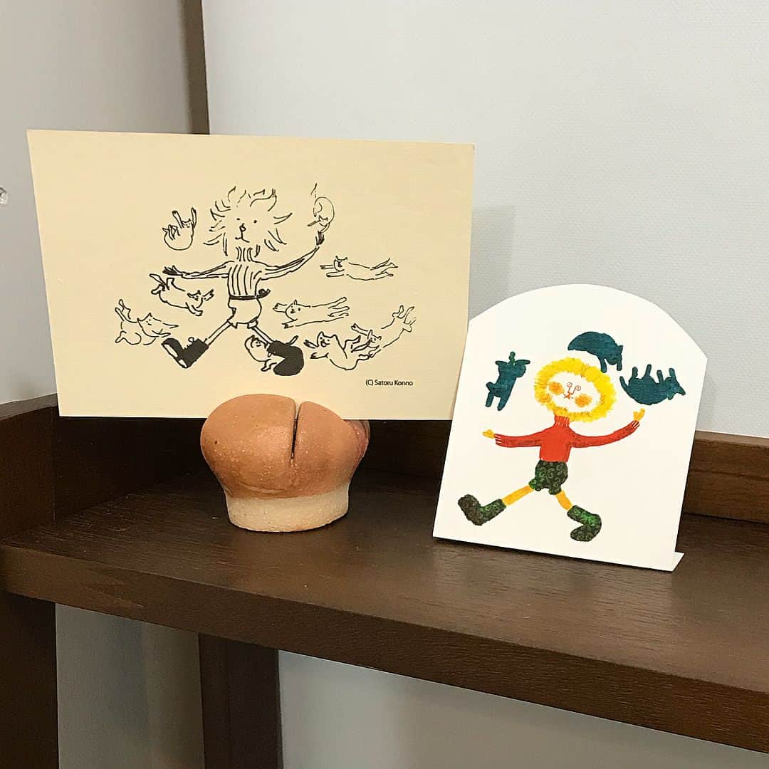 tacoscのインスタグラム：「📕部屋を飾るのは楽しい。 🐱It is pleasant to display a room. ーーーーーーーーーーー 📕4/20単行本発売 「3匹のちいさな猫を召喚できたなら」 📘「ちいさな猫を召喚できたなら」重版出来 ☀️公式→@chiisanacat 🐈My cat→@emonemon 🌺Twitter →@taco_emonemon ーーーーーーーーーーー」