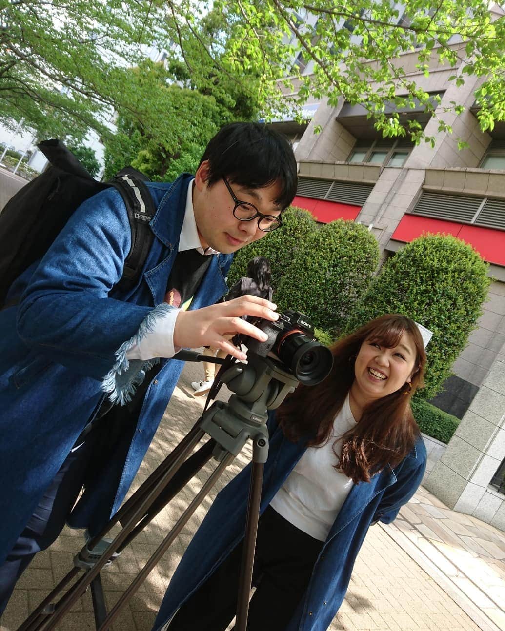 山田愛実さんのインスタグラム写真 - (山田愛実Instagram)「. . 単独のオープニングV撮影。 映像のプロにお願いしました。 . 「お願いです！！！笑ってください！！！」 と言って私達の笑顔引き出そうとしてました。 . こりゃ出来上がりが楽しみです。 太い男女のペアルックです。 . #大久保将 #映像のプロ #TEAMBANANA #5月5日単独きてね .」4月18日 3時07分 - teambanana_yamada