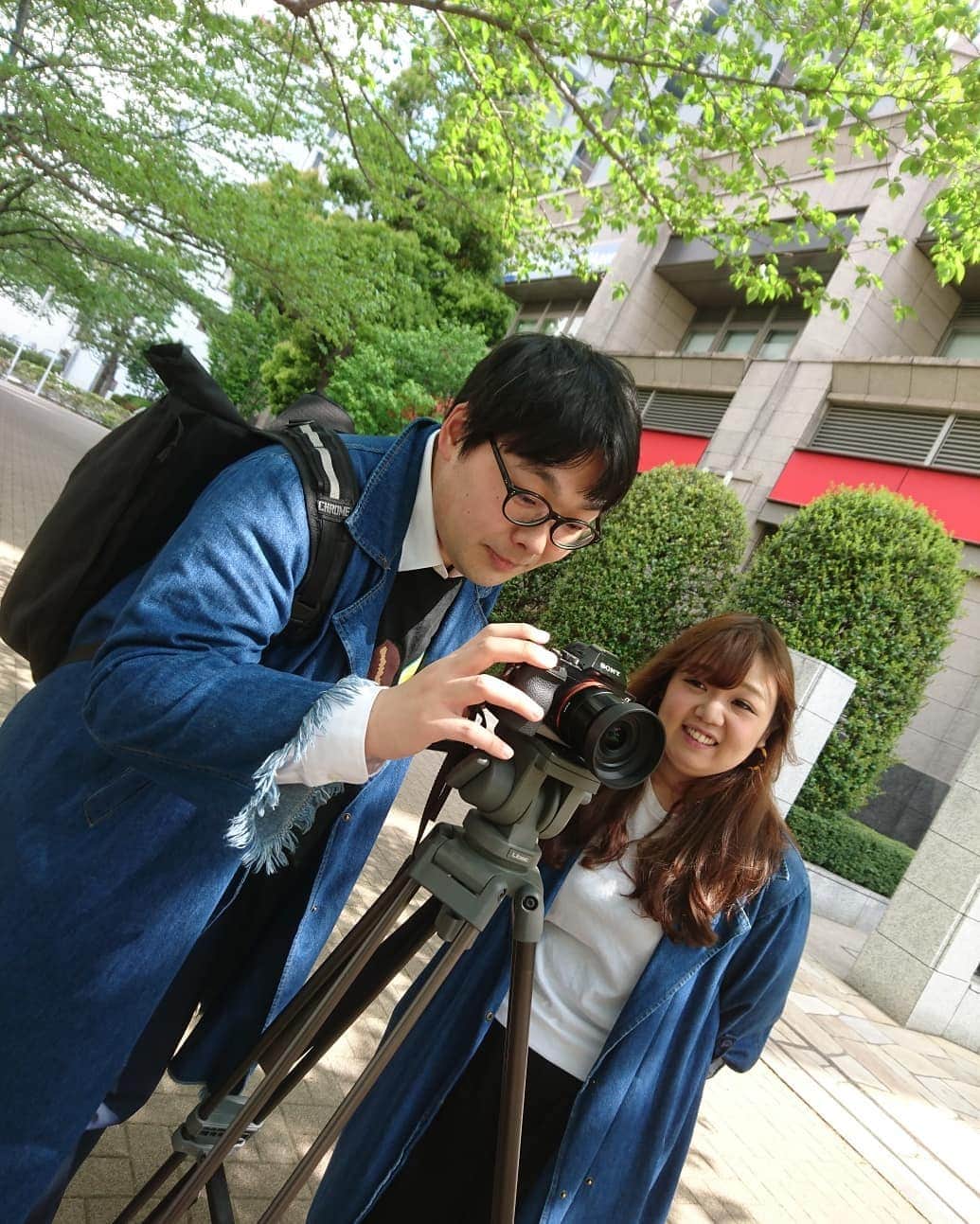 山田愛実さんのインスタグラム写真 - (山田愛実Instagram)「. . 単独のオープニングV撮影。 映像のプロにお願いしました。 . 「お願いです！！！笑ってください！！！」 と言って私達の笑顔引き出そうとしてました。 . こりゃ出来上がりが楽しみです。 太い男女のペアルックです。 . #大久保将 #映像のプロ #TEAMBANANA #5月5日単独きてね .」4月18日 3時07分 - teambanana_yamada