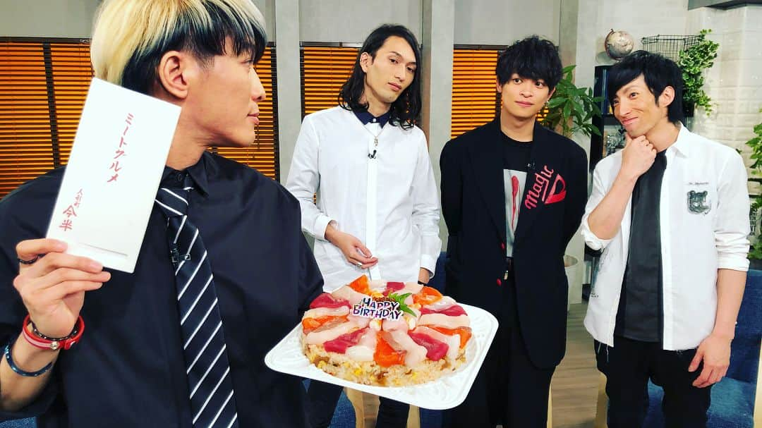 THE ORAL CIGARETTES さんのインスタグラム写真 - (THE ORAL CIGARETTES Instagram)「昨日オラジョブの収録であきらかにあきらの誕生日をお祝いして頂きました🍣🎂」4月18日 14時39分 - the_oral_cigarettes_official