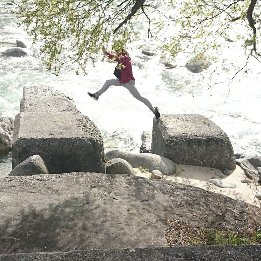 南條庄祐（すゑひろがりず）さんのインスタグラム写真 - (南條庄祐（すゑひろがりず）Instagram)「川沿いで八艘飛び。 からのスッ。 #長野県 #大阪からの道中 #GWもまだやのに大型連休中」4月18日 14時45分 - garis.nanjo