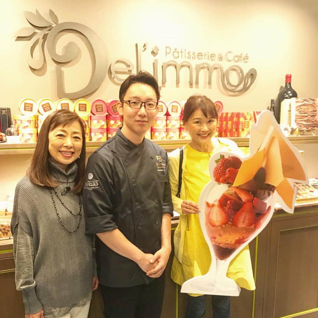 eguchikazuakiのインスタグラム：「テレビ東京「なないろ日和」MC薬丸さん‼️ テレビ見て連絡くれた皆さまありがとうございます、江口相変わらずチョコレートと仲良くしています🍫 お店には元タカラジェンヌ猪瀬不二子さん、高見恭子さんにご来店して頂きましたよ😄 とうとうデリーモにもタカラジェンヌが来てくれる日が来ました‼️ そんでもってデリーモ日比谷店のパフェをご紹介して頂きましたよ、美味しそうでしょ〜😄😄 パネルまで持って頂き嬉しいですね。日比谷に遊びにきたら東京ミッドタウンにぜひ立ち寄ってくださいね‼️ 今日は日比谷からのヒカリエ行って夕方また日比谷行きます👋🏻👋🏻 #delimmo #デリーモ #タカラジェンヌ #宝塚 #猪瀬不二子さん #高見恭子さん #馳議員 #大好き #新日本プロレス #武藤敬司 #懐かしい#プロレス観てましたよ #パティシエ #ショコラティエ江口 #ショコラティエ #チョコレートパフェ #パフェ #パンケーキ #ケーキ #」