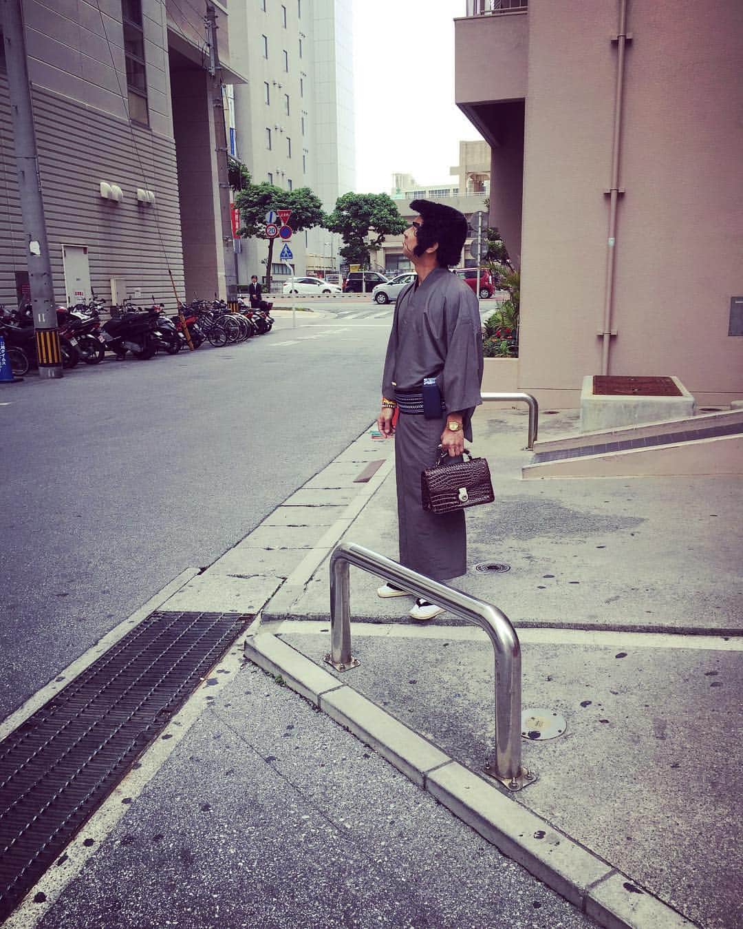 宮城麻里子さんのインスタグラム写真 - (宮城麻里子Instagram)「琉球放送会館 裏玄関に 一人佇む #護得久栄昇 先生。 立ってるだけで可笑しいって、スゴイ。 「お疲れ様です」って声掛けたら、「あんたも頑張りなさいね」って。 私の方が年上（笑）。」4月18日 15時35分 - miyagimariko