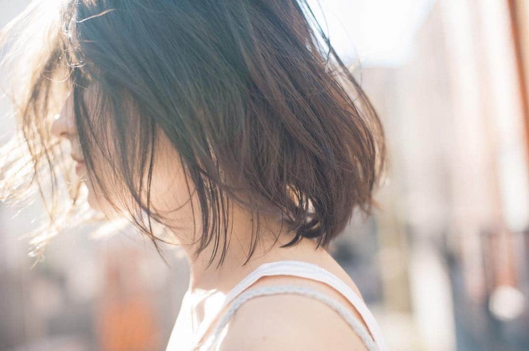 花盛友里のインスタグラム：「雨の日が多すぎて、 晴れを忘れてしまったよ！ 太陽をなくした花盛だよ！ 曲書くからギター持ってきてけろー！ ってことで本日も天気の悪い中撮影、たのしむぞー！ . . Shooting for @tokyu_thescramble」