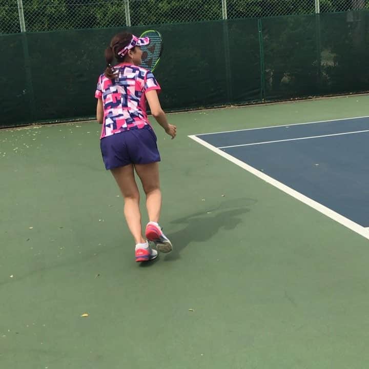 瀬間友里加のインスタグラム：「new wear!! @ellessejp  先日の撮影であかりんとテニス🎾風が強くて大変だった😵今日も雨☂️テニスが1週間程出来ていません😂#今日も1日頑張ろう #tennis #ellesse #yonex #テニス #warmup」
