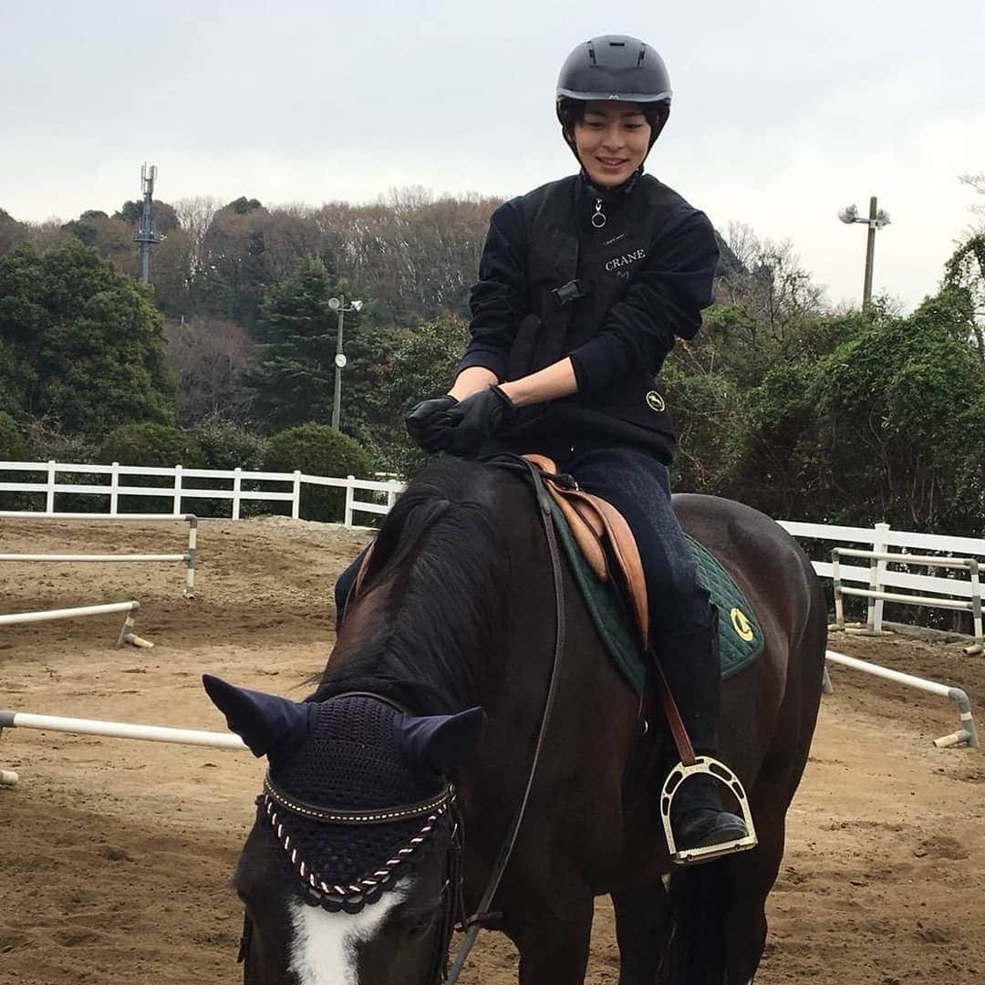 高杉真宙さんのインスタグラム写真 - (高杉真宙Instagram)「本日発売「ピクトアップ」112号（2018年6月号）連載「高杉真宙のLevel上げ」もついに最終回！ 乗馬技能検定試験４級に挑みます。特技を作るべく乗馬の稽古に励んできた高杉さん、結果はいかに…？！ #ピクトアップ  #乗馬  #相棒はアンナさん」4月18日 9時45分 - mahirotakasugi_