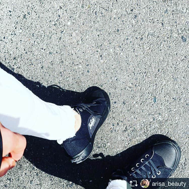 デニムカルチャーを足元から?Fullgate（フルゲイト）のインスタグラム：「女優、モデル、ヨガインストラクター、セラピストと大忙しのfullgateアンバサダー木下有紗さんがアンバサダー就任投稿してくれました✨ Repostしちゃいます😊 有紗さんこれからも宜しくお願いします🙇‍♂️ Repost from @arisa_beauty @TopRankRepost #TopRankRepost 🌟アンバサダー就任のご報告🌟 御縁があり、シューズメーカー【fullgate-フルゲイト-】さんのアンバサダーに就任致しました(o^^o)❤️ @fullgate_shoemakers ・ これからどんどん履いて、履き心地等をご報告させて頂きます🎶👟 ・ 高級デニムである岡山デニムを使用して、デニム独特の味が出るように、あえてウォッシュ加工などを施していないので、履いていくうちに世界に１つだけのシューズが出来上がっていきます✨ ・ 作っている工場は、誰もが知っているあの有名ブランドのデニムパンツも取り扱っている所🏭 品質も履き心地も最高です(°▽°)❣️ ・ #fullgate #フルゲイト #fullgate_shoemakers #デザイナーの変態ポイント #モデル #アンバサダー #スニーカーコーデ #スニーカー好きな人と繋がりたい #デニム #デニムコーデ #デニム好きな人と繋がりたい#靴#シューズ#shoes#footwear#スニーカー#sneakers#ファッション#fashion#コーディネート#cordinate#女優#モデル#ヨガインストラクター#セラピスト#arisa_beauty#木下有紗」