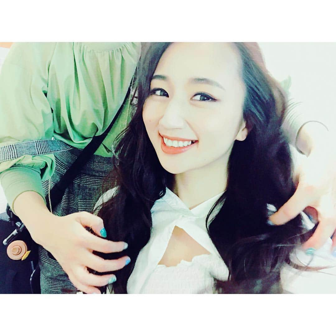 及川真珠のインスタグラム：「. おっはようございまーす💖 最近更新率低めだけど とても元気です💖(笑) . ヘアメイクしてもらいながら 自撮り😂💕 . #model #rq #リポーター #撮影 #ヘアメイク #ロング #follow #me」