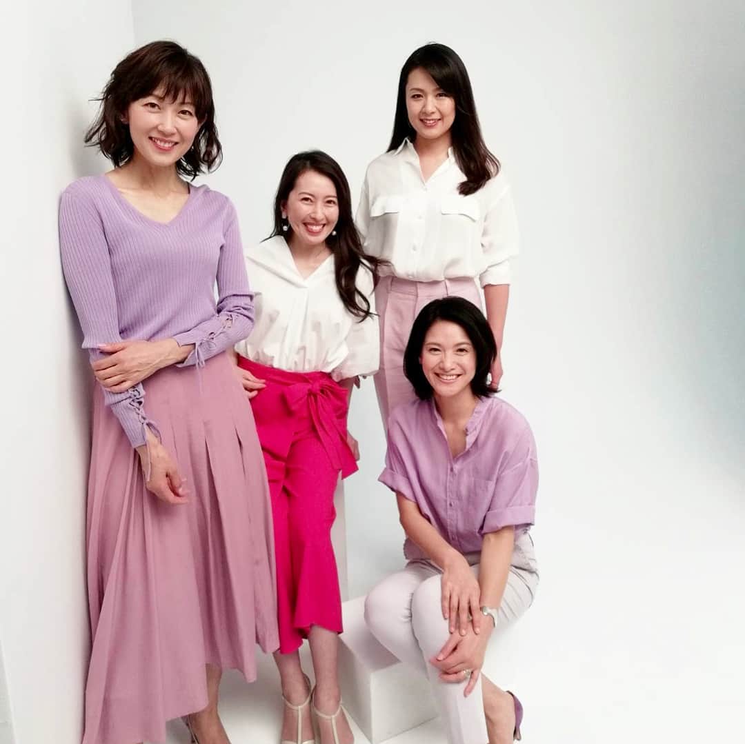 草間淑江さんのインスタグラム写真 - (草間淑江Instagram)「美ＳＴ６月号発売中です。 そして、国民的美魔女コンテスト 今年も応募はじまっています。 なんと、第９回なんですよ✨ わたしがグランプリを頂いたのは ２０１０年第１回目ですから丸７年になるんですね😆 感慨深いです。 この写真はコンテスト告知ページの撮影です。 それぞれの想いを込めた直筆メッセージも掲載されています。 是非ご覧ください。 そして、たくさんの応募お待ちしております。 #国民的美魔女コンテスト  #光文社 #美ＳＴ #素敵な仲間 #最初の一歩 #門馬礼子 ちゃん #西村真弓 ちゃん #小宮山順子 ちゃん #草間淑江」4月18日 12時08分 - yoshie_kusama