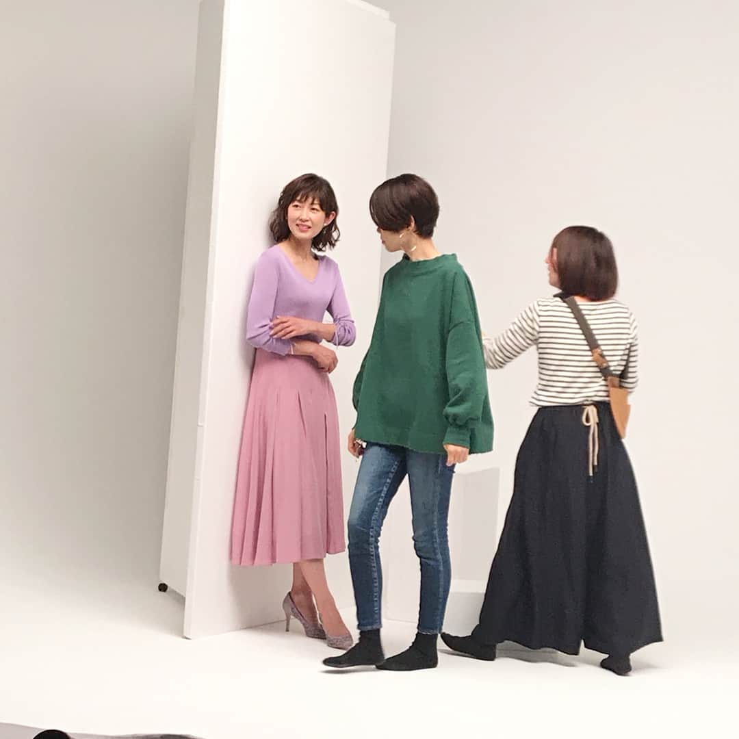 草間淑江さんのインスタグラム写真 - (草間淑江Instagram)「美ＳＴ６月号発売中です。 そして、国民的美魔女コンテスト 今年も応募はじまっています。 なんと、第９回なんですよ✨ わたしがグランプリを頂いたのは ２０１０年第１回目ですから丸７年になるんですね😆 感慨深いです。 この写真はコンテスト告知ページの撮影です。 それぞれの想いを込めた直筆メッセージも掲載されています。 是非ご覧ください。 そして、たくさんの応募お待ちしております。 #国民的美魔女コンテスト  #光文社 #美ＳＴ #素敵な仲間 #最初の一歩 #門馬礼子 ちゃん #西村真弓 ちゃん #小宮山順子 ちゃん #草間淑江」4月18日 12時08分 - yoshie_kusama