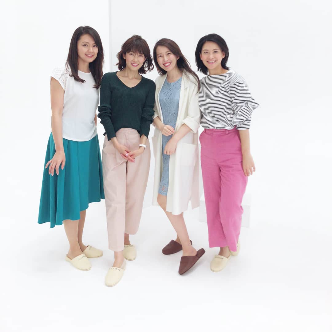 草間淑江さんのインスタグラム写真 - (草間淑江Instagram)「美ＳＴ６月号発売中です。 そして、国民的美魔女コンテスト 今年も応募はじまっています。 なんと、第９回なんですよ✨ わたしがグランプリを頂いたのは ２０１０年第１回目ですから丸７年になるんですね😆 感慨深いです。 この写真はコンテスト告知ページの撮影です。 それぞれの想いを込めた直筆メッセージも掲載されています。 是非ご覧ください。 そして、たくさんの応募お待ちしております。 #国民的美魔女コンテスト  #光文社 #美ＳＴ #素敵な仲間 #最初の一歩 #門馬礼子 ちゃん #西村真弓 ちゃん #小宮山順子 ちゃん #草間淑江」4月18日 12時08分 - yoshie_kusama