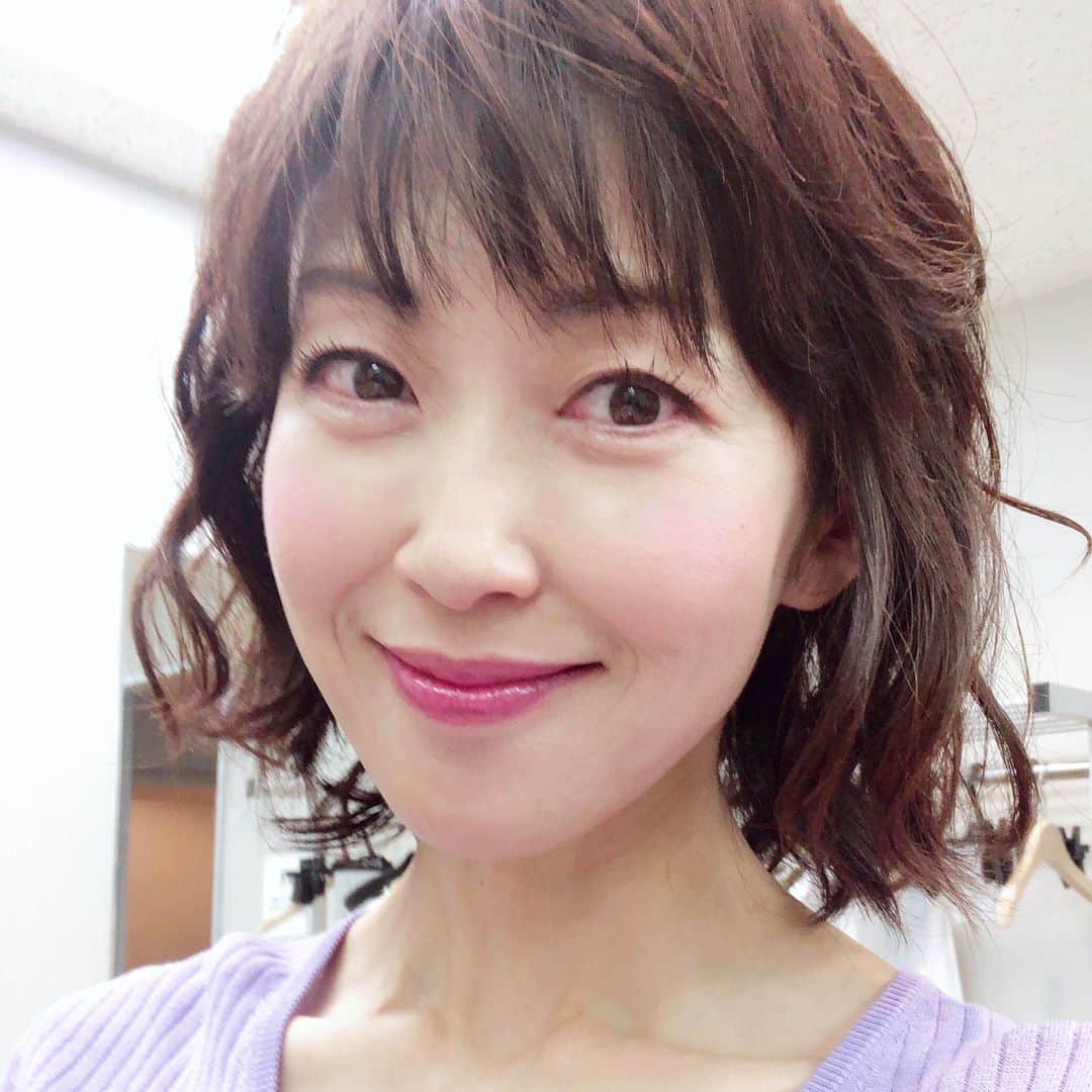 草間淑江さんのインスタグラム写真 - (草間淑江Instagram)「美ＳＴ６月号発売中です。 そして、国民的美魔女コンテスト 今年も応募はじまっています。 なんと、第９回なんですよ✨ わたしがグランプリを頂いたのは ２０１０年第１回目ですから丸７年になるんですね😆 感慨深いです。 この写真はコンテスト告知ページの撮影です。 それぞれの想いを込めた直筆メッセージも掲載されています。 是非ご覧ください。 そして、たくさんの応募お待ちしております。 #国民的美魔女コンテスト  #光文社 #美ＳＴ #素敵な仲間 #最初の一歩 #門馬礼子 ちゃん #西村真弓 ちゃん #小宮山順子 ちゃん #草間淑江」4月18日 12時08分 - yoshie_kusama