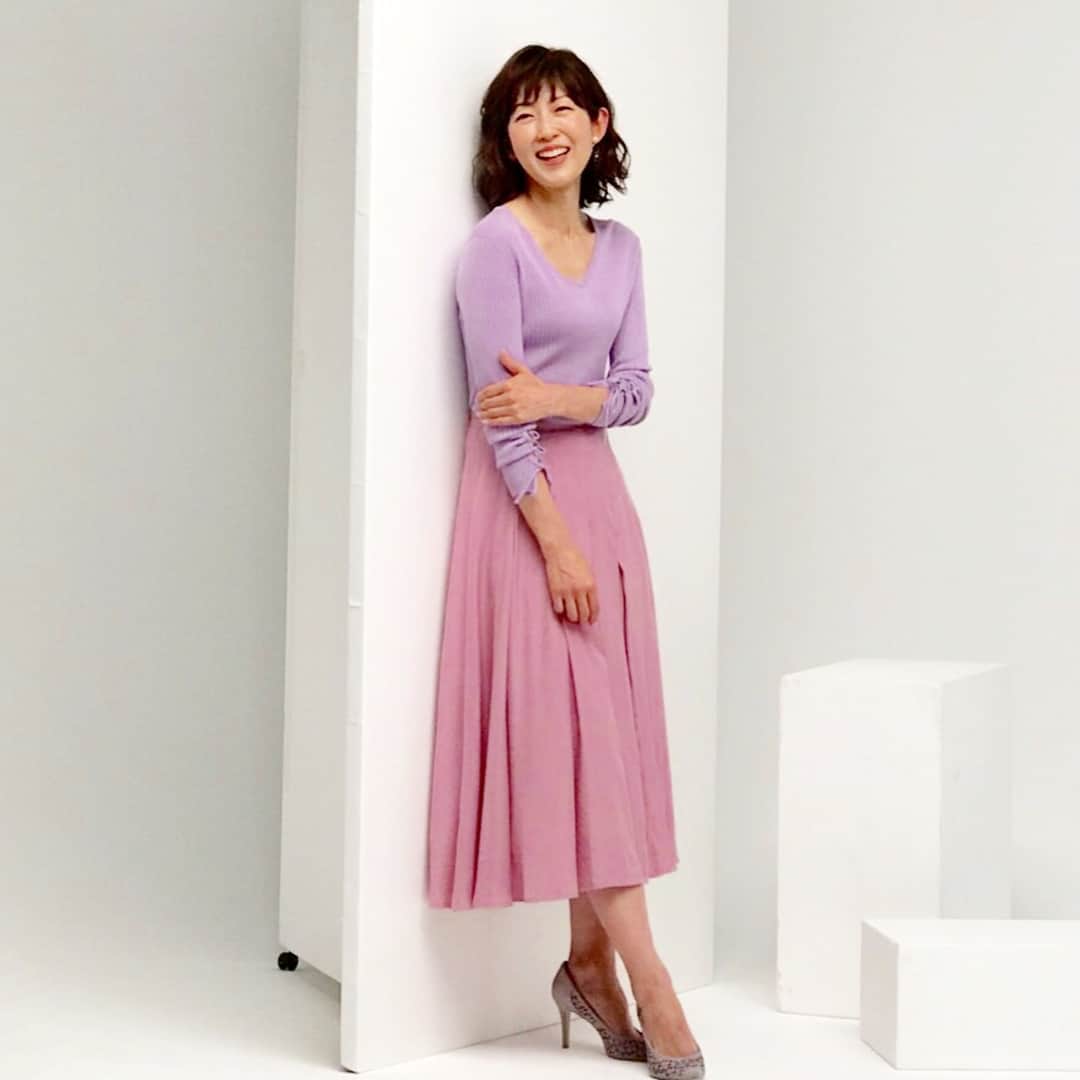草間淑江さんのインスタグラム写真 - (草間淑江Instagram)「美ＳＴ６月号発売中です。 そして、国民的美魔女コンテスト 今年も応募はじまっています。 なんと、第９回なんですよ✨ わたしがグランプリを頂いたのは ２０１０年第１回目ですから丸７年になるんですね😆 感慨深いです。 この写真はコンテスト告知ページの撮影です。 それぞれの想いを込めた直筆メッセージも掲載されています。 是非ご覧ください。 そして、たくさんの応募お待ちしております。 #国民的美魔女コンテスト  #光文社 #美ＳＴ #素敵な仲間 #最初の一歩 #門馬礼子 ちゃん #西村真弓 ちゃん #小宮山順子 ちゃん #草間淑江」4月18日 12時08分 - yoshie_kusama