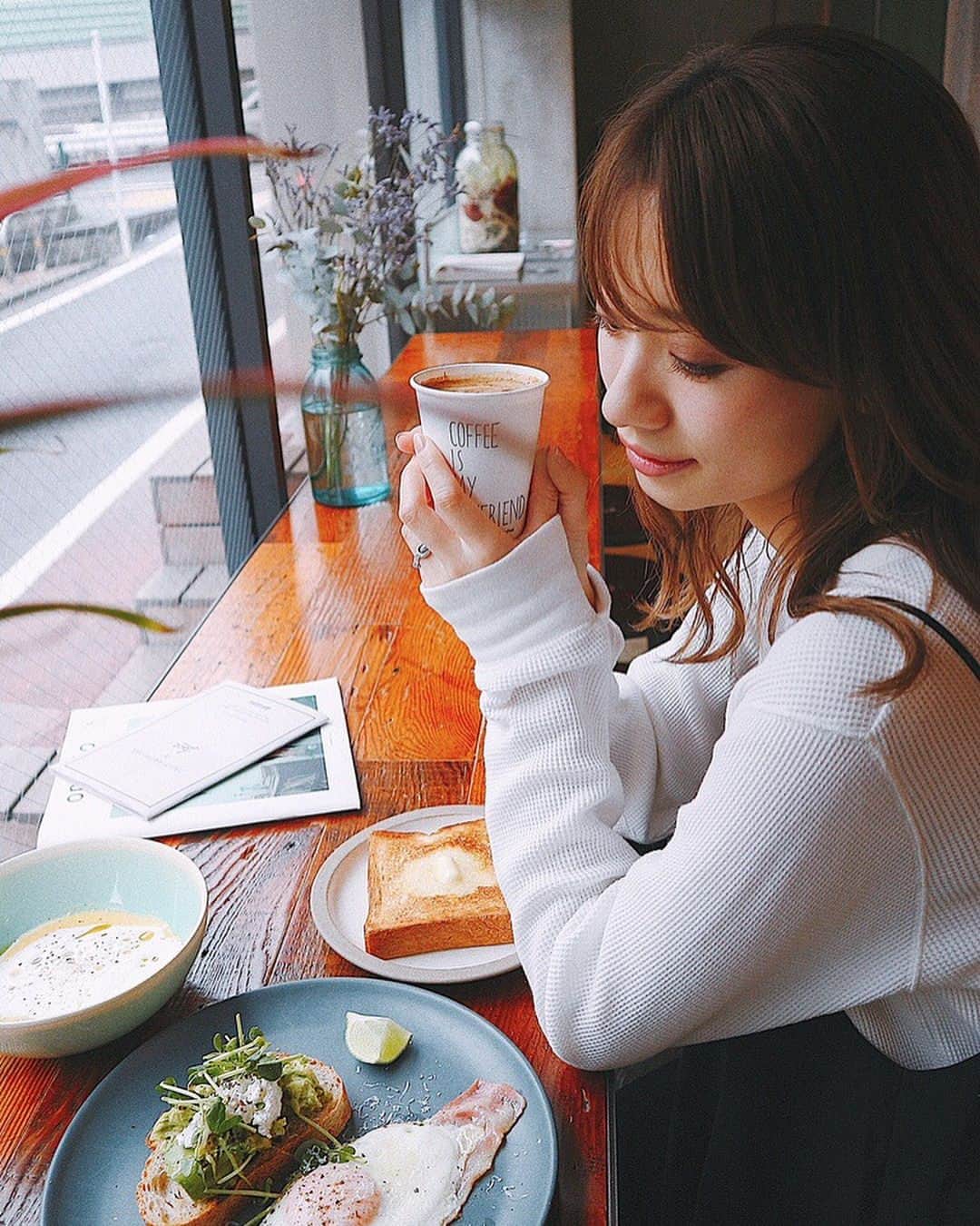 ホットペッパーグルメ公式アカウントのインスタグラム：「ステキな朝ごはんの写真を投稿してくれたのはビューティー&フードアドバイザーやイラストレーターとしても活躍されている赤埴奈津子（@natsukoakahani）さん。 窓が大きく開いた店内は朝日も差し込むそうで、清々しい一日がはじまりそうな予感がしますね♪ photo by @natsukoakahani #ホットペッパーグルメ」