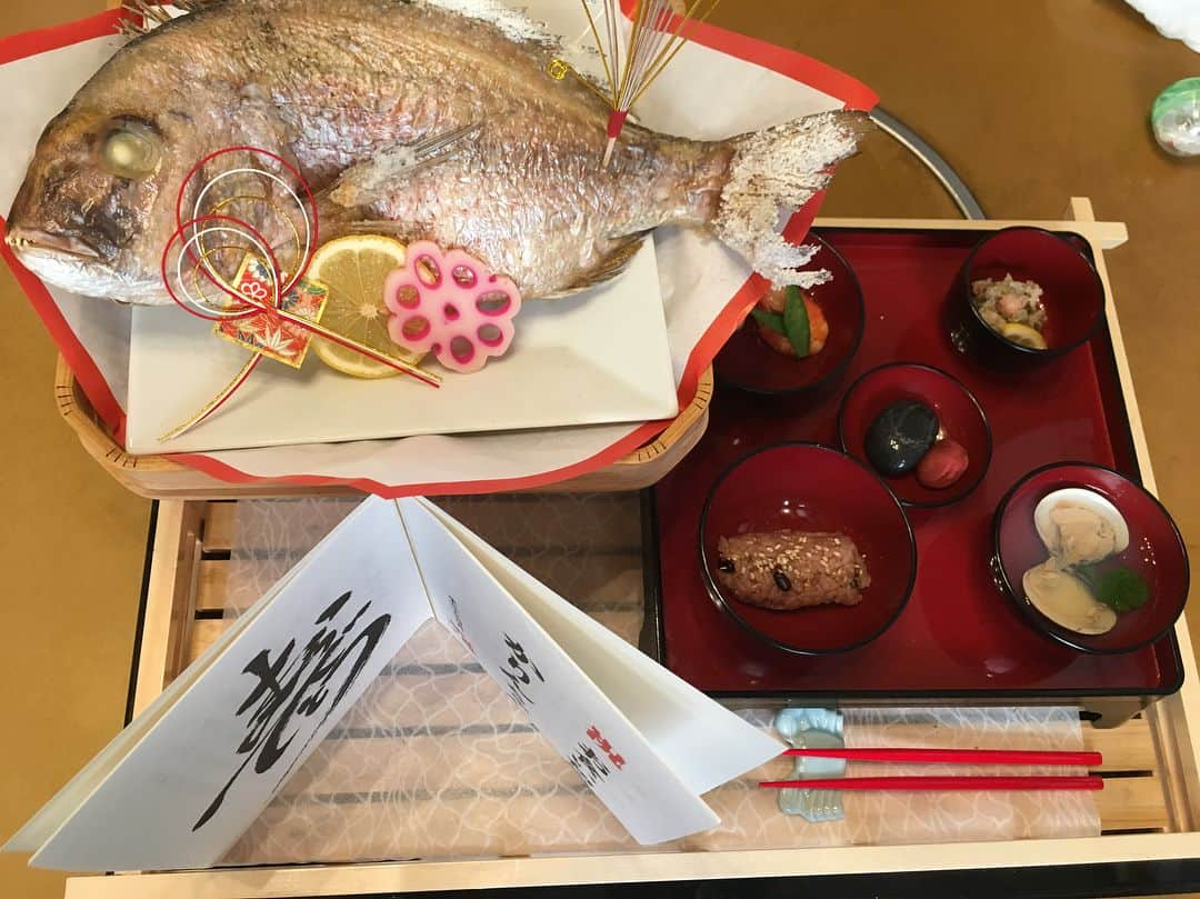 荒木麻里子さんのインスタグラム写真 - (荒木麻里子Instagram)「#お食い初め で大口を開けて食べそうな#勢い だった#娘 👶❣️#食いしん坊 #間違いなし 😝🍡🍙#大変 だけど#離乳食 #楽しみ 〜🍼 . . . #生後100日 #お食い初めメニュー #お食い初め膳 #子供 の#記念日 #多すぎる #女の子ママ #女の子ベビー #2児ママ #2歳差育児 #かに #蟹 #鯛 #鯛の塩焼き #祝い膳 #baby #babygirl #anniversary #babyanniversary」4月18日 13時43分 - marilyn198612