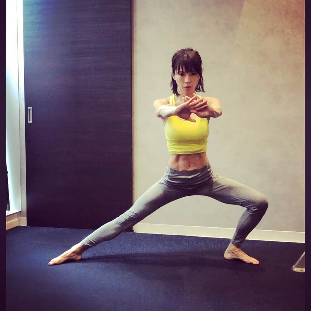 釈由美子さんのインスタグラム写真 - (釈由美子Instagram)「体幹トレーニング 腹筋、脇腹、脚に地味に効きます 左右交互に膝を曲げて反対側を伸ばす 息をゆっくり吐きながら 10回を2セット！  #筋肉だいぶついてきた #舞台に向けて身体作り #体力勝負だもんね💪」4月18日 23時58分 - yumikoshaku