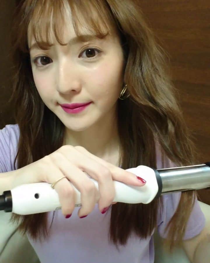 平木愛美のインスタグラム：「ヘアプロセス！ 💜💜💜 ひらきの簡単巻き髪を動画で撮ってみたよ～。 . 巻く！ずらす！ねじる！！！の繰り返しで、ほぐす！！！ ねじるがpoint✌️ . それによって「巻！い！た！」ってかんじのぐるんってならず、ナチュラルな自然な巻き髪、少しウェーブっぽい感じになります！ . 顔まわりは外巻きが好きで後は全体的にランダム。 髪の内側はとくに巻かず、それによってさらに自然になり。 毛先を全部平に内側に巻くことで全体的な統一感を💜 . この早い動画と言葉でうまく伝わるかな？>_< ほぼ初のヘア動画で、上手くないのですがわかりにくかったらまた頑張るね！😂😂🌈 . ほんとは解説しながら撮ってるのですが、長すぎて載せれないので早送り🙏💗💗💗 . 私の、挟むタイプのコテですがふつうのコテでも巻き方は一緒！！！ . 動画最後の前髪は、前髪全体を一気にくるんとするイメージ(特に毛先) . #hair #hairstyle #ヘアアレンジ #ヘアアレンジ動画 #プロセス #前髪 #くるん #巻き髪」