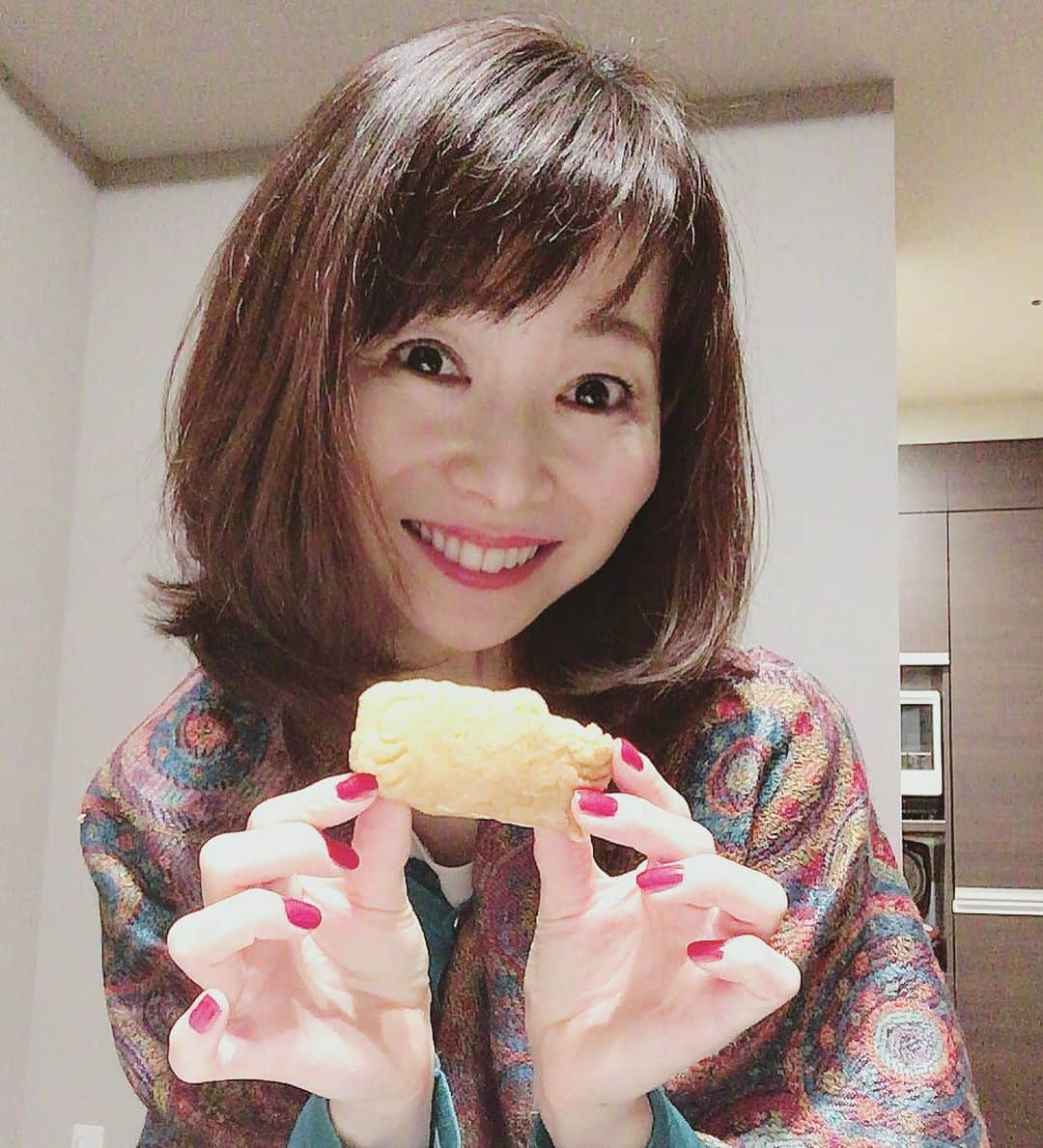 荒生暁子さんのインスタグラム写真 - (荒生暁子Instagram)「真夜中0:30の夜食。 あまりの忙しさで こんな時間にお腹空いて…反省。 櫟の新商品❤️ 今月末オープンのジアウトレット店 きゅんきゅんする「恋する鯉焼き❤️」 小さな文字で隠された恋ストーリー。 「願い続けたら夢は叶う」 恋の始まりは…(これヤバイ😆👍)裏面へ…㊙︎ #恋する鯉焼き#鯉焼き#櫟#Kunugi #和っふる#新商品#スイーツ#たい焼き #justthewayyouare #恋の始まりは #願い続けたら夢は叶う #楽しい出会い❤️」4月19日 0時35分 - akikoarao0904