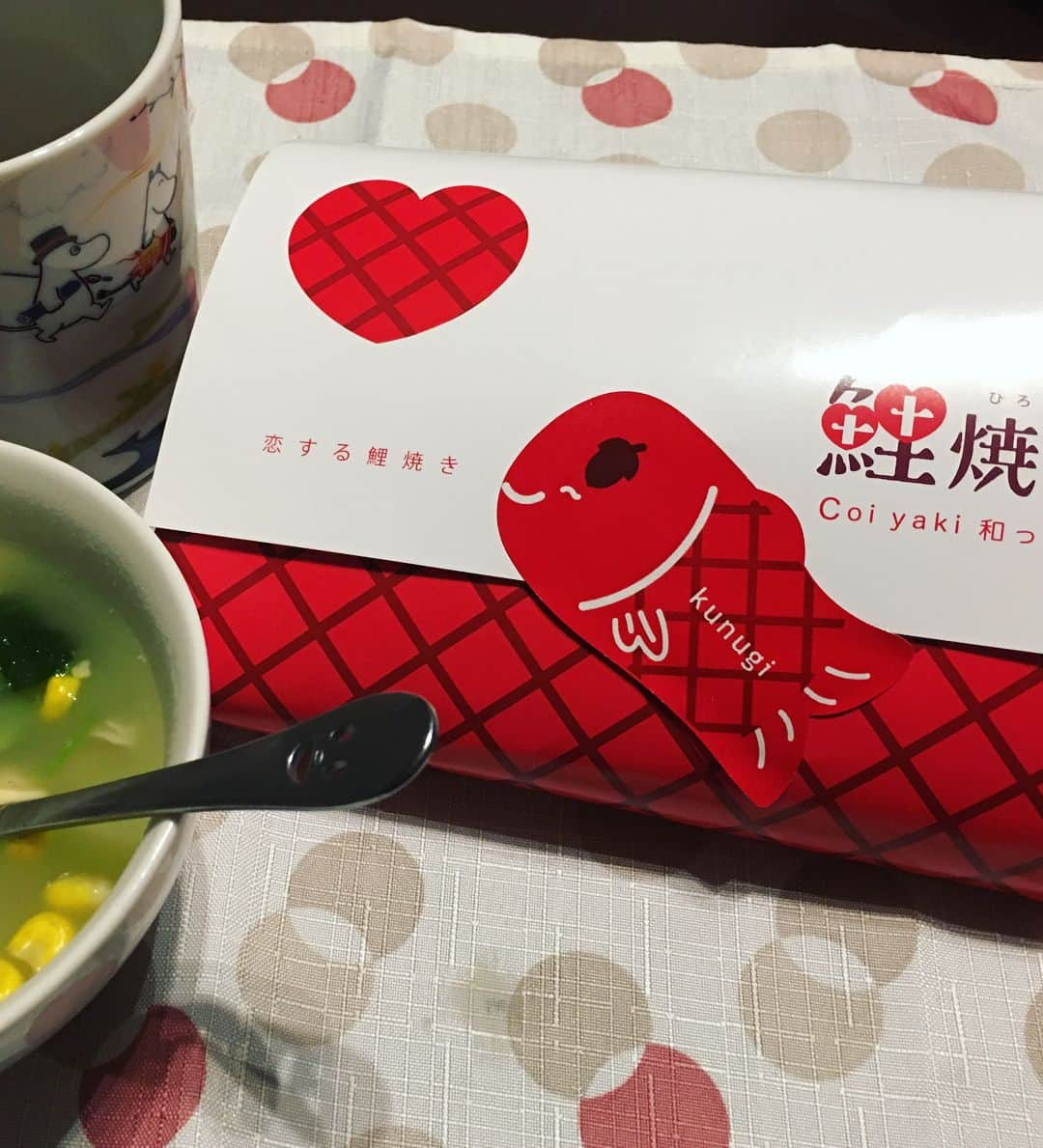 荒生暁子さんのインスタグラム写真 - (荒生暁子Instagram)「真夜中0:30の夜食。 あまりの忙しさで こんな時間にお腹空いて…反省。 櫟の新商品❤️ 今月末オープンのジアウトレット店 きゅんきゅんする「恋する鯉焼き❤️」 小さな文字で隠された恋ストーリー。 「願い続けたら夢は叶う」 恋の始まりは…(これヤバイ😆👍)裏面へ…㊙︎ #恋する鯉焼き#鯉焼き#櫟#Kunugi #和っふる#新商品#スイーツ#たい焼き #justthewayyouare #恋の始まりは #願い続けたら夢は叶う #楽しい出会い❤️」4月19日 0時35分 - akikoarao0904