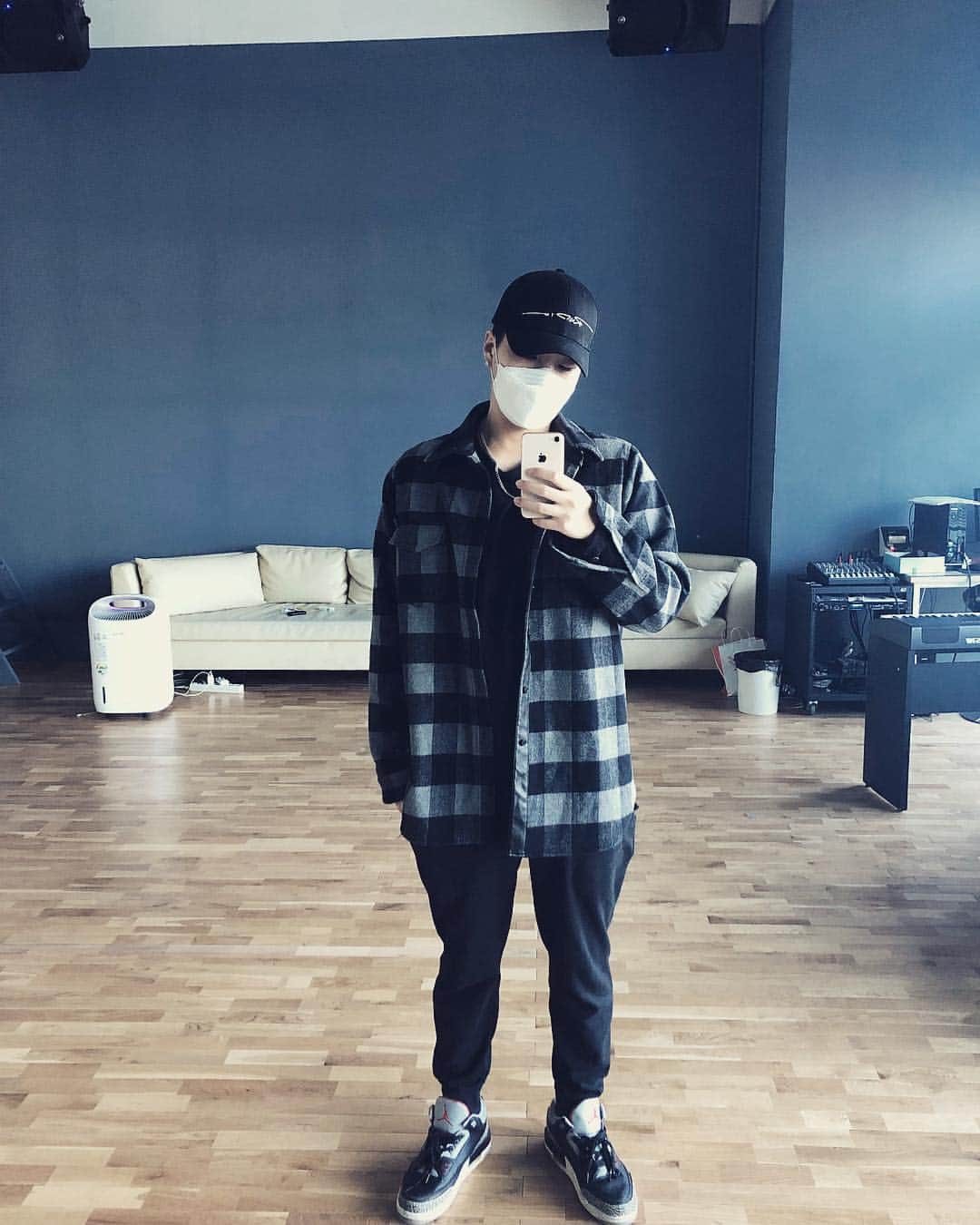 ジス のインスタグラム：「춤 추고싶어서..달려~~」