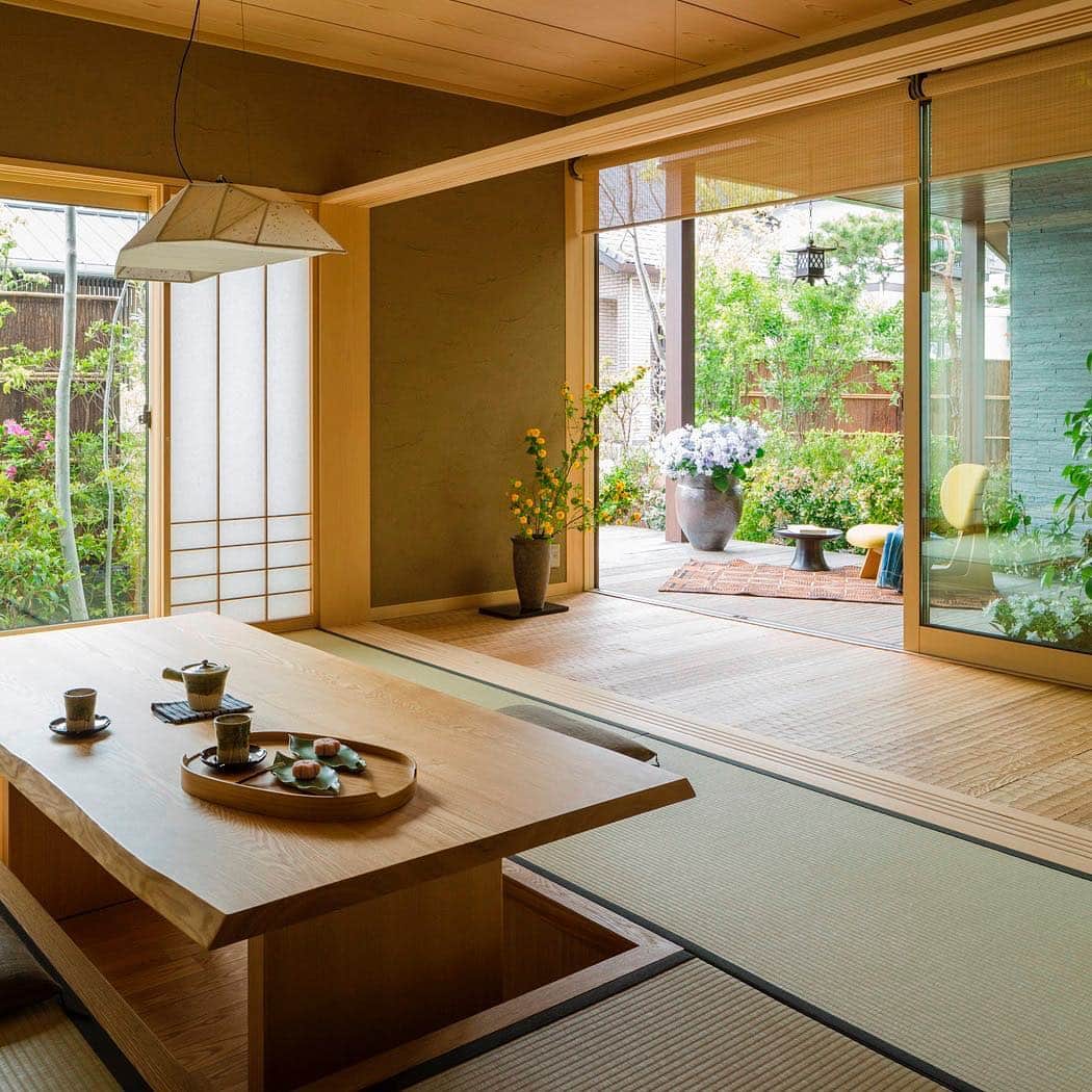 積水ハウスさんのインスタグラム写真 積水ハウス Instagram 無垢の床板で素材感のある落ち着いた空間 お茶と和菓子を食べながら ゆったりとお庭を眺めて日本を感じられる和室です 和室 畳 開放感 庭 和菓子 日本 Japan 積水ハウス Sekisuihouse Interior わが家