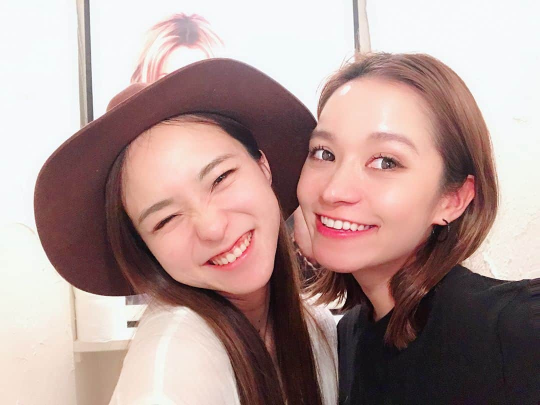 大森美知さんのインスタグラム写真 - (大森美知Instagram)「2人で熊本県人会🏯❤️ 同じ地元で東京で頑張ってる同士❗️ ゆっくりご飯できた 愛がモリモリの夜❤️🥢 . レオラ @leola_official の歌で何回も何回も 頑張れた事があって、 ありがとう✨言えてよかった〜〜♬ 元気でるから聴いてみてね🌴🌈 . わたし的に ・コイセヨワタシ ・Summer time が大好き🤙🏻 . . . #leola#妹みたいに可愛い #地元#love#熊本 #馬刺し#辛子蓮根#高菜チャーハン #熊本料理 で#はらいっぱい #大森美知 #れおみち」4月18日 17時38分 - michi_oomori_official