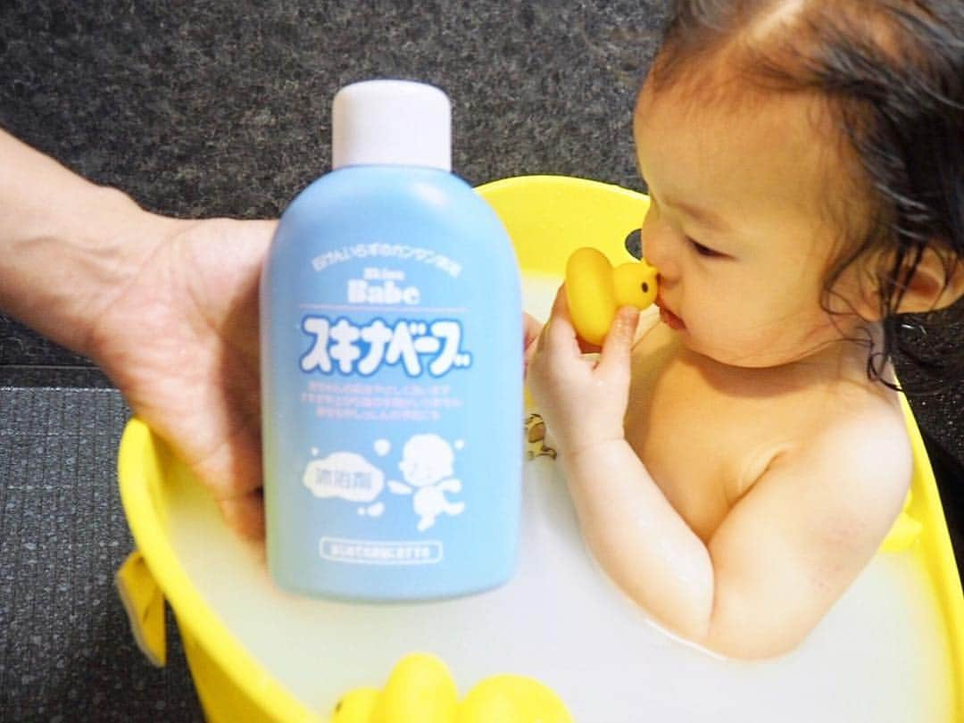 こままりえさんのインスタグラム写真 - (こままりえInstagram)「✴︎ baby bath time🛁🐥🛁 . 最近のちゃぷちゃぷタイムは #ひよこ のオモチャで遊びながら #コロコロたまご のお歌を歌って 一緒に楽しんでいます🐥🐣🥚🎶 . 今使っている #スキナベーブ は 石けんじゃないから 泡を洗い流す必要がないので 一人での沐浴でも簡単にできて便利🐤 あせもや湿しん予防に使っています✨ . 4月13日～6月6日まで #スキナベーブでフォトコンテスト の キャンペーンをしているそう🤗💡 . 応募して入賞した方に素敵なプレゼントが 当たるから是非参加してみてね😉 詳しくはコチラ→ @skinababe_campaign . 娘ちゃんも #ヒヨコちゃん と ばっちり参加しています✌️💕 . #沐浴 #スキナベーブ #沐浴大好き #持田ヘルスケア #PR #ベビーバス #あせも予防 #湿疹予防 #入浴剤 #沐浴剤 #フォトコンテスト #キャンペーン #水遊び #ヒヨコ #オモチャ」4月18日 18時26分 - komamarie