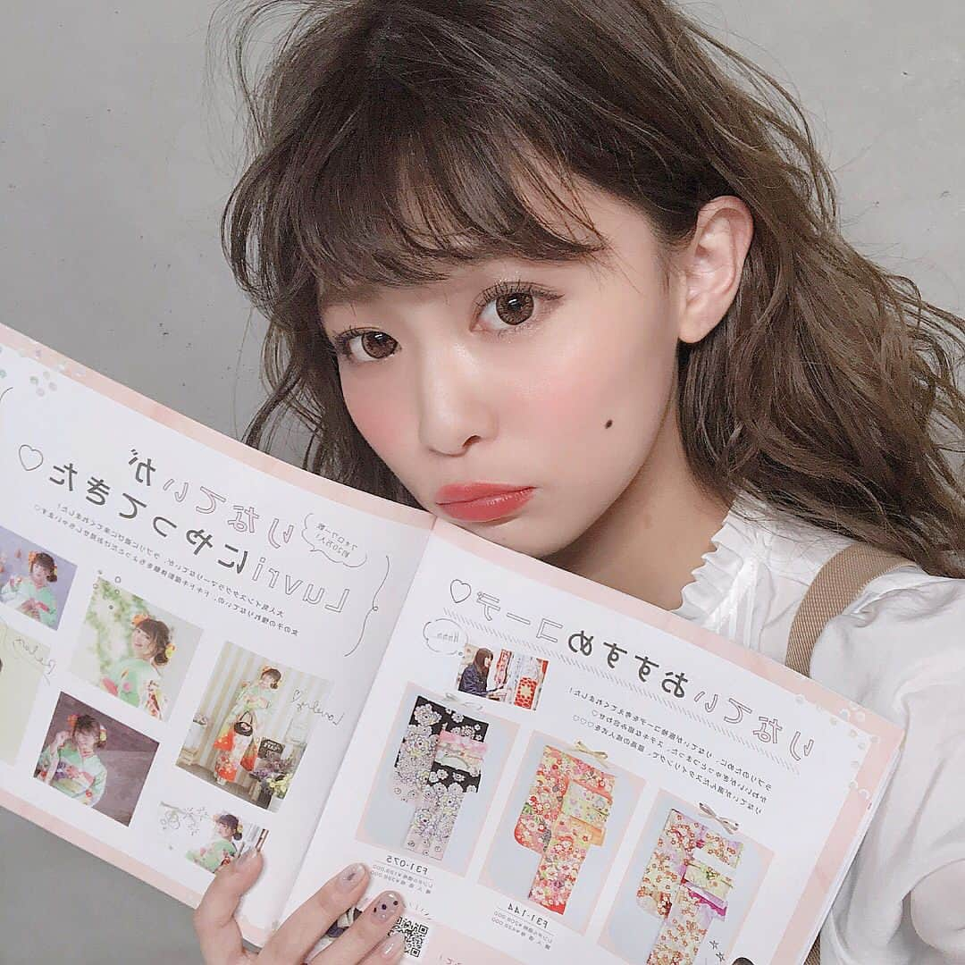 りなてぃさんのインスタグラム写真 - (りなてぃInstagram)「. . 振袖スタジオLuvriのカタログに見開きで 載せていただきました😭♥️ わたしが振袖のコーディネートさせてもらってるから ぜひチェックしてみてください♥️ そして今日もLuvriで袴の撮影❤︎ またデータ載せるね❤︎（データって言ったの久しぶり）（笑） . . そして...♥️ @ciena_sakai さんの新しいお店 CIENAにてカラー&撮影( ⸝⸝⸝¯ ¯⸝⸝⸝ )！ ずっとずっとお世話になってる美容師さん🤤 相変わらず超絶いい色にしてもらいました😭 アレンジするなら暗くしたくなくて 明るめの緑にしてもらったよ♥️ 1枚目の写真の髪色やばくない！！？ 最後の2枚の写真と動画もぜひ見てほしい！ めちゃくちゃかわいい色なの♥️ 出してくれるドリンクまでオシャレ！ そしてなにより、落ち着くわ〜🤦🏻‍♀️（笑） . . #ootd#outfit#code#coordinate #style #code #fashion #outfit  #hair #hairstyle #haircolor #hairmake #hairarrange #hairaccesory #make #makeup  #fashion #outfit  #ヘアアレンジ #ヘア #ヘアスタイル #ヘアメイク #メイク」4月18日 19時35分 - rinatea_25