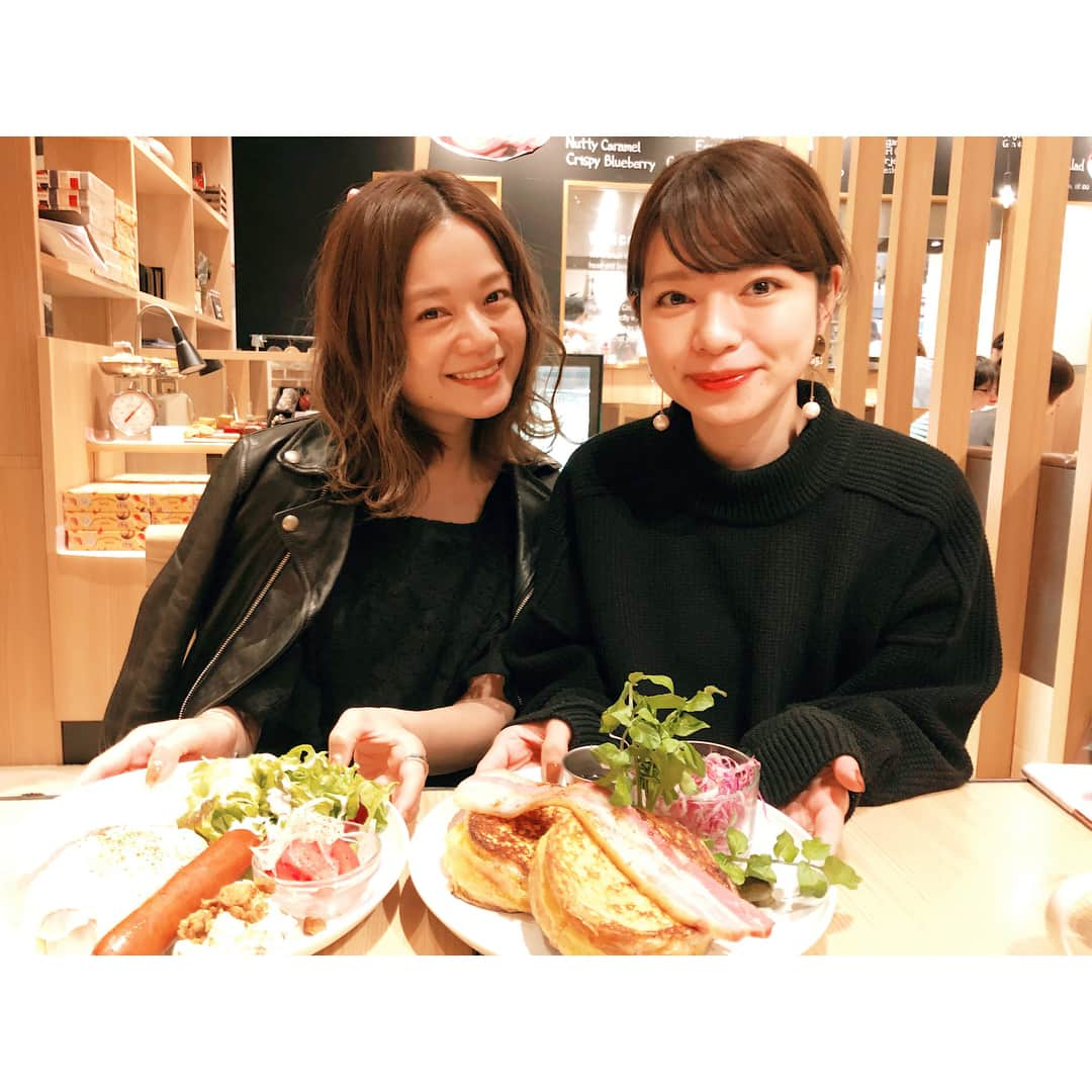 高山直子さんのインスタグラム写真 - (高山直子Instagram)「10年以上の仲👭👭 みんな、変わらないどころかますます綺麗になっていくし、いつも癒しと刺激をたくさん貰える😍 こんな可愛くてこんなに性格良いとかある⁈っていう🧡 久々に集まれて嬉しい楽しい時間😋 #あの会#可愛子ちゃん#自慢の友達#変わらない仲#ランチ」4月18日 20時00分 - nao_70koro