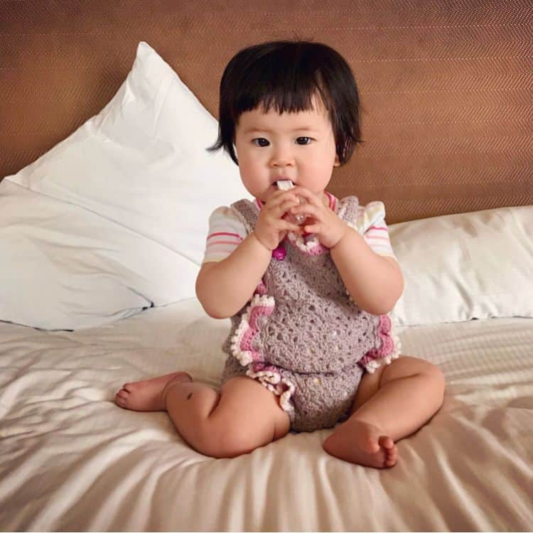 PINKYさんのインスタグラム写真 - (PINKYInstagram)「My mom's hand-knitting rompers👶🏻🌈❤️ . ブログを更新しました📝 ・・・ #love #happy #family #springbreak #islandtrip #vacation #hawaii #secretbeach #surfergirlacademy #baby #babygirl #生後9ヶ月 #hubbywifey #mommydaddy #daughterlove #handknitting #手編み」4月18日 20時27分 - shanti_pinky_shanti