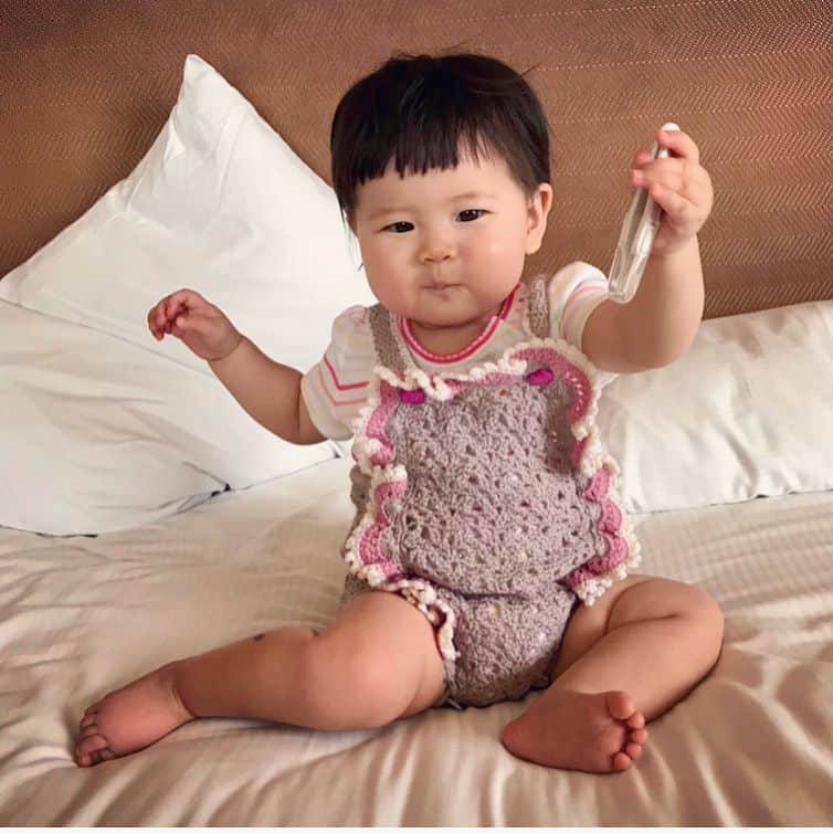 PINKYさんのインスタグラム写真 - (PINKYInstagram)「My mom's hand-knitting rompers👶🏻🌈❤️ . ブログを更新しました📝 ・・・ #love #happy #family #springbreak #islandtrip #vacation #hawaii #secretbeach #surfergirlacademy #baby #babygirl #生後9ヶ月 #hubbywifey #mommydaddy #daughterlove #handknitting #手編み」4月18日 20時27分 - shanti_pinky_shanti