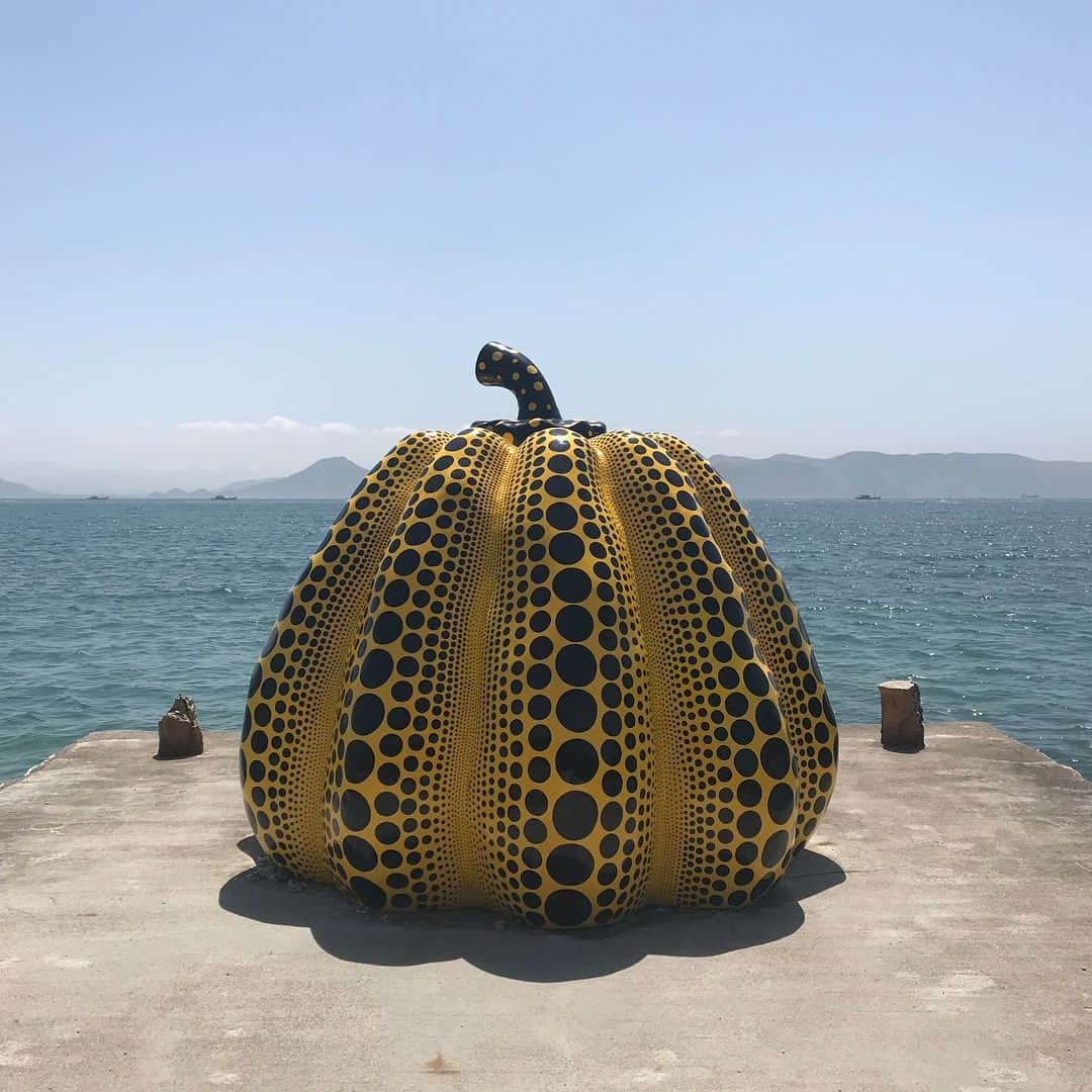 水原希子 さんのインスタグラム写真 - (水原希子 Instagram)「直🌱島 〰 n a o s h i m a 〰 大竹伸朗さんの I♡湯 に恋に落ちた。 好きすぎて２回も銭湯入りました笑 直島❤️最高」4月18日 20時32分 - i_am_kiko