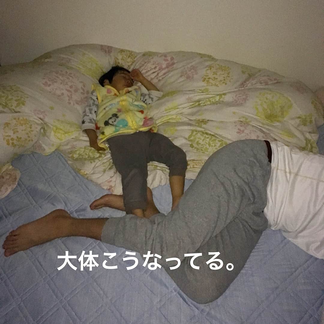 makikoさんのインスタグラム写真 - (makikoInstagram)「❤︎ この二人、寝相も良く似てるわ🙄 .  #掛け布団被らないのも一緒  #パパスもスリーパー着させよかな  #2歳 #親バカ部 #新米ママ #男の子」4月18日 20時38分 - batako93