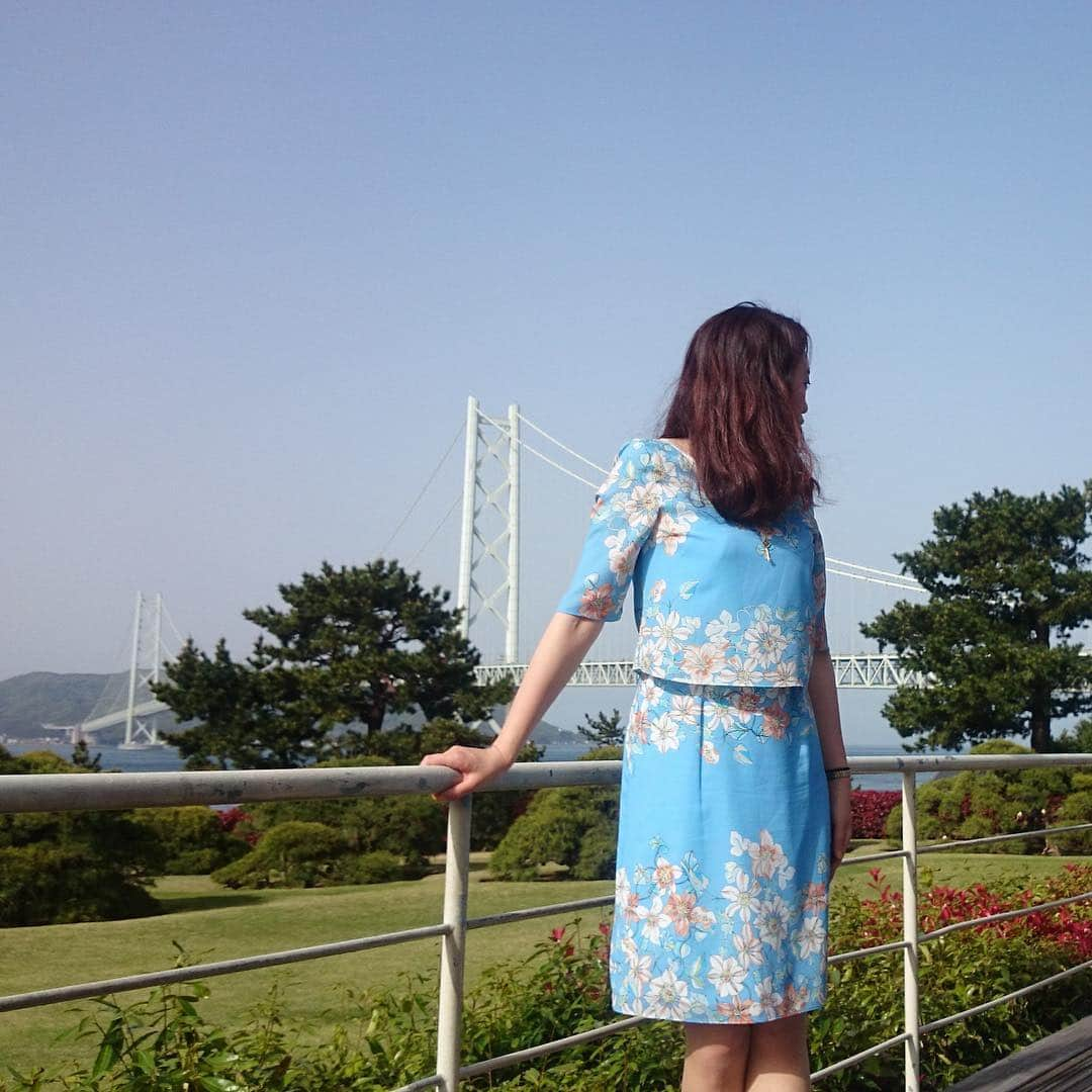 SunaUnaさんのインスタグラム写真 - (SunaUnaInstagram)「⭐️dresser style snap⭐️ 初夏の旅行にオススメのワンピース♥ リゾートでもシティでもなじんでくれる爽やかな花柄とセットアップ見えするデザインがポイントです✴  #sunauna #スーナウーナ #プリント #print #ワンピース #onepiece #ドレス #dress #chinoiserie #シノワズリ #fashion #おしゃれ  #flower #花柄 #兵庫 #舞子 #明石海峡大橋  #シーサイドホテル舞子ビラ神戸 #海 #旅行 #ホテル #リゾート」4月18日 21時07分 - sunauna.official