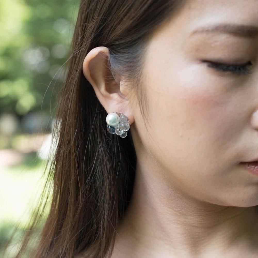 NinFeaのインスタグラム：「少し薄着の日に着てほしい、爽やかなデザイン。ワンピースによく合います。  Theme：Serene-静謐さ Photo:@misopon34  Jewelry:@nin.fea Model:Tokiko in June」